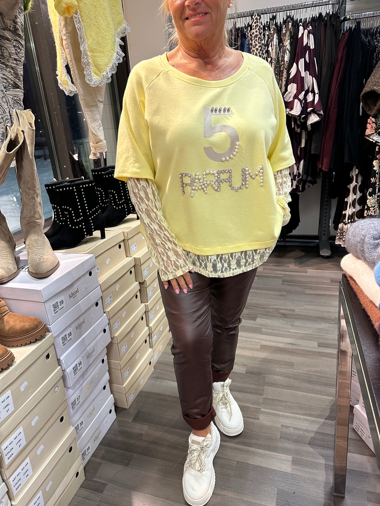 T-paita pitsihihoilla ja helmalla keltainen