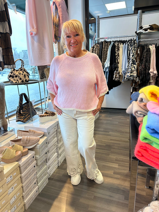 Leveälahkeinen farkku brodeeratuilla lahkeilla vaalea beessi