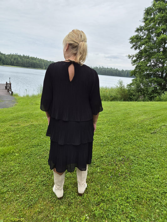 Pliseerattu kerrosmekko Calindra Black