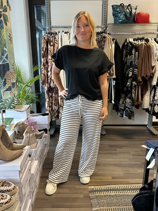 Puuvillapusero frillahihoilla musta