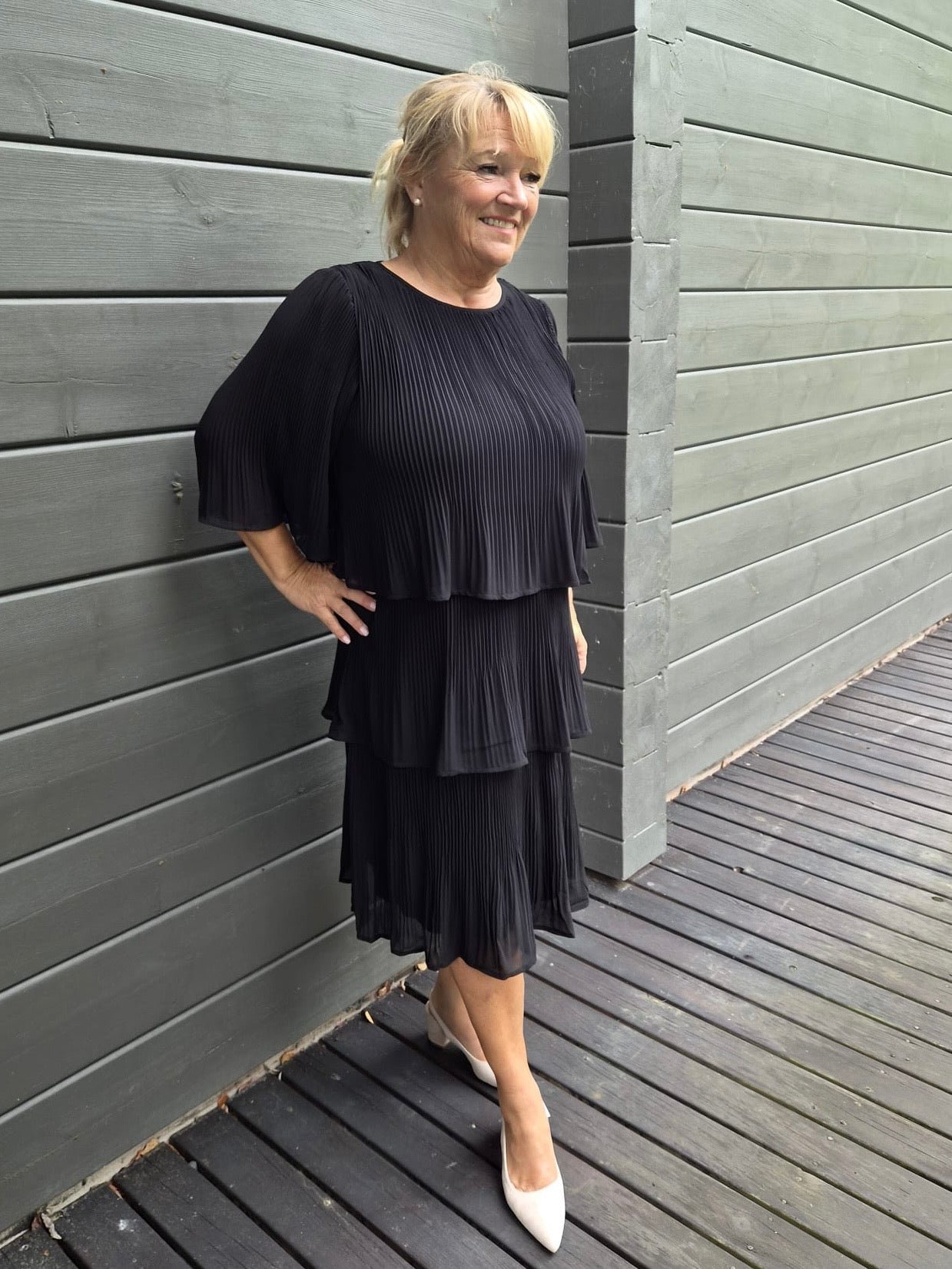 Pliseerattu kerrosmekko Calindra Black
