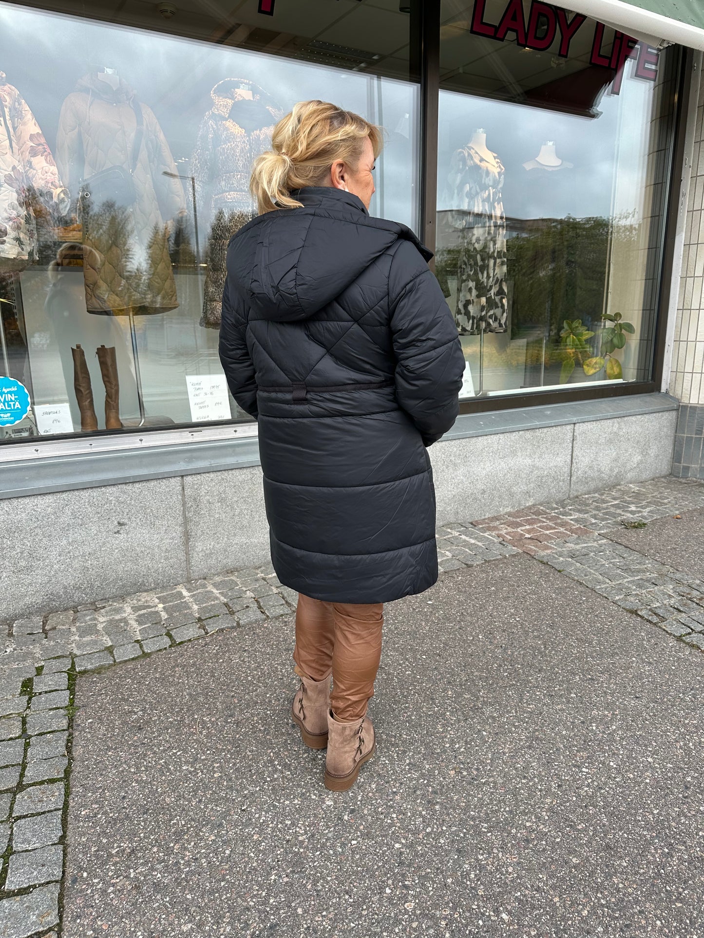 Midimittainen toppatakki musta