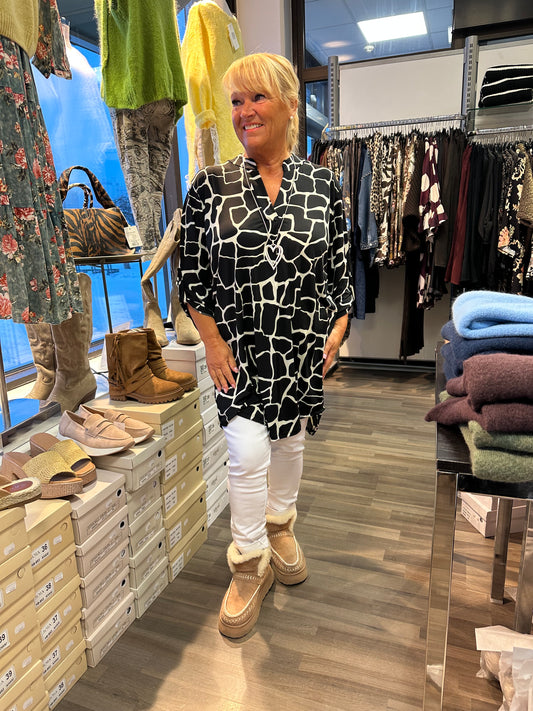 Liukaspintainen pitkä tunika musta