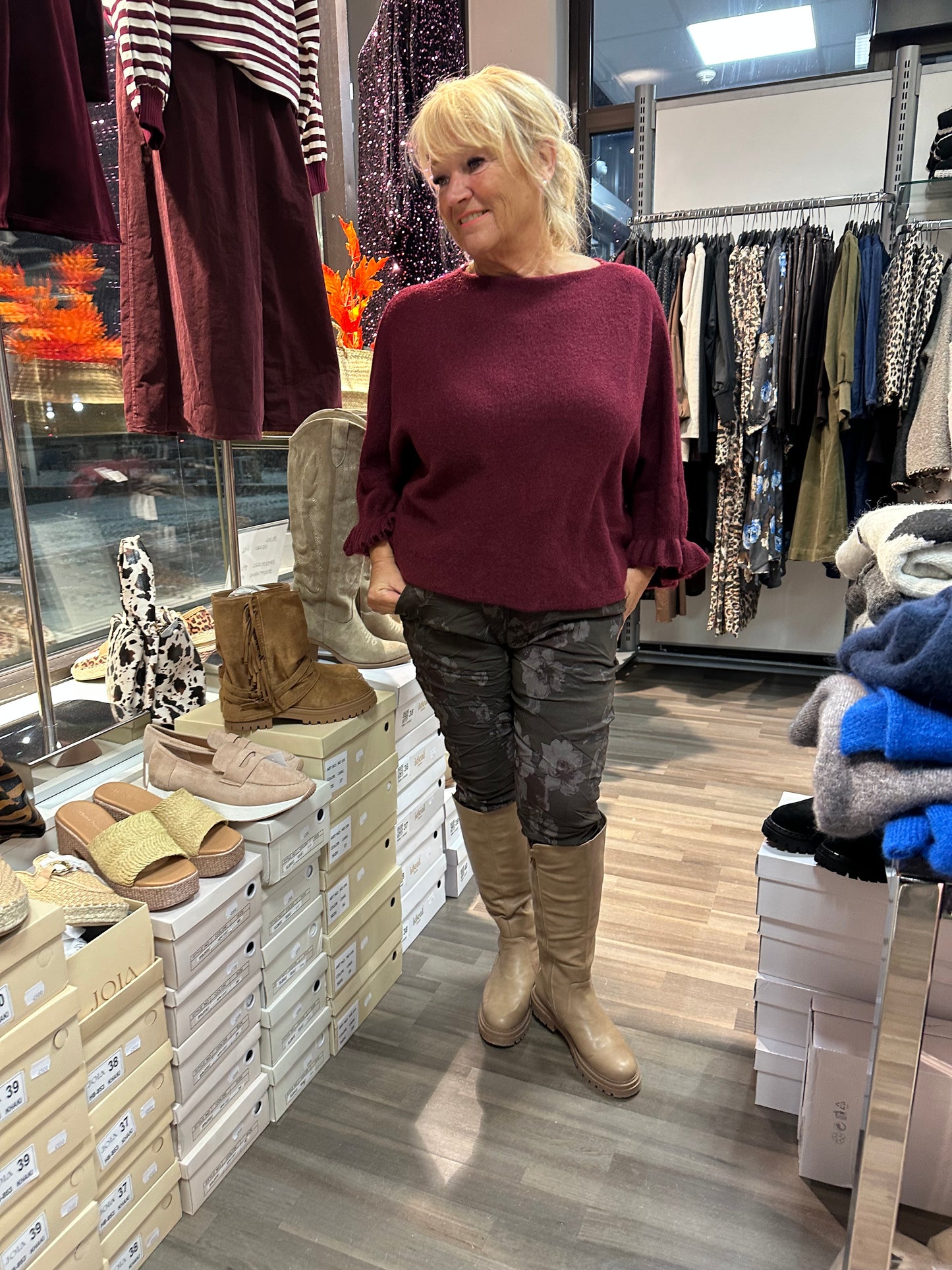 Neule frillahihoilla viininpunainen