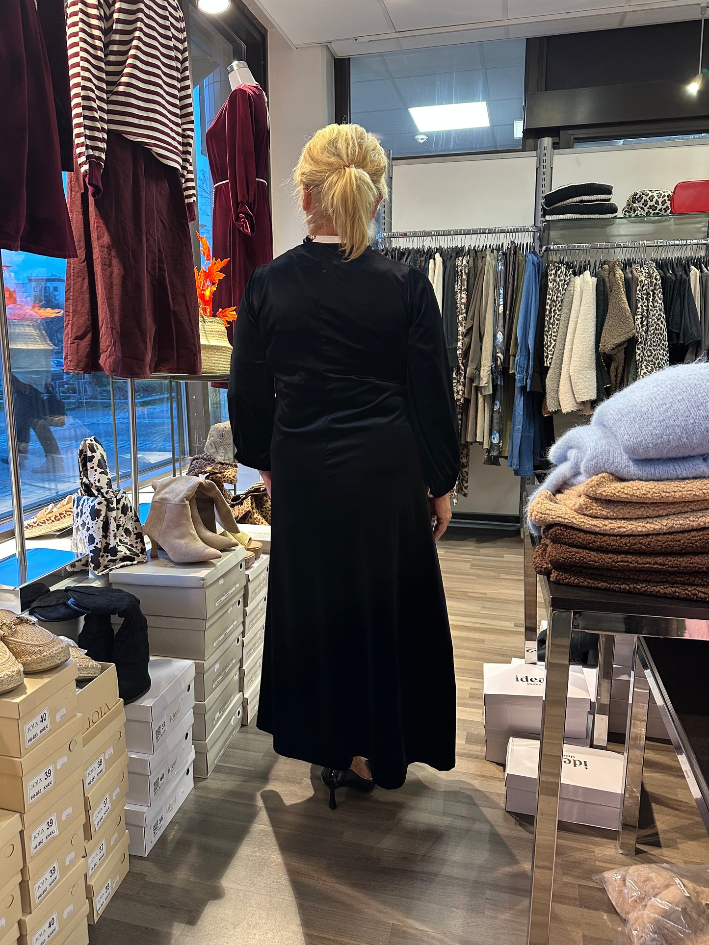 Pitkä samettiveluurimekko musta