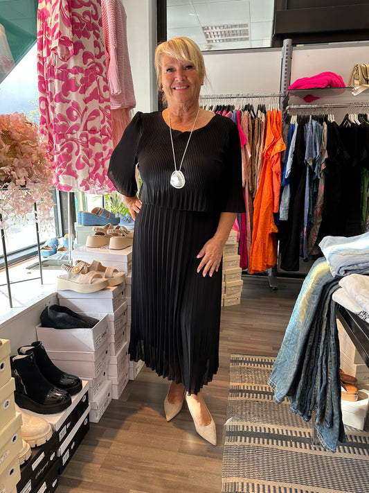 Midimittainen pliseemekko musta