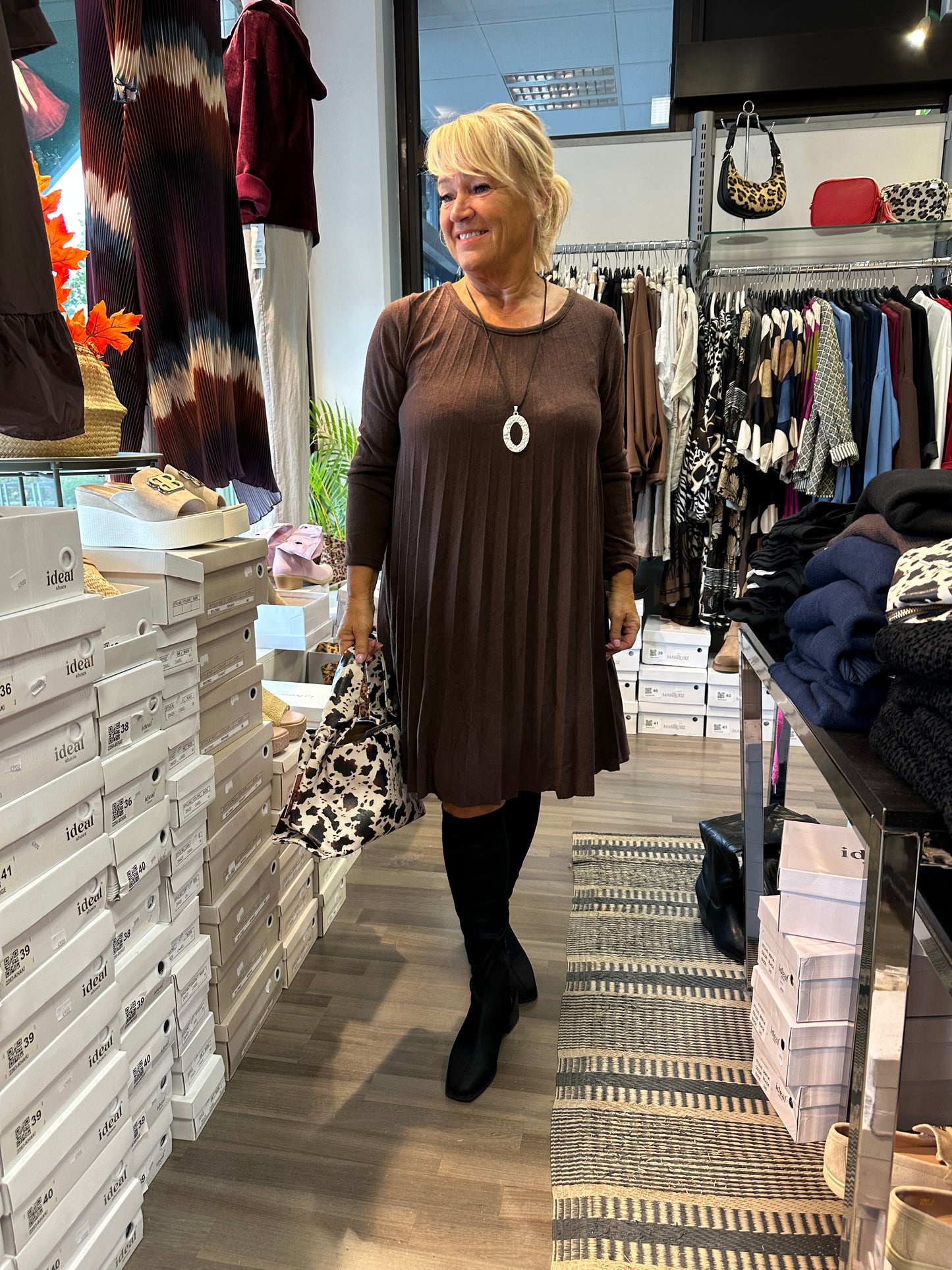 Pliseerattu neulemekko/tunika ruskea