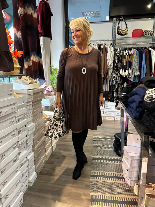 Pliseerattu neulemekko/tunika ruskea