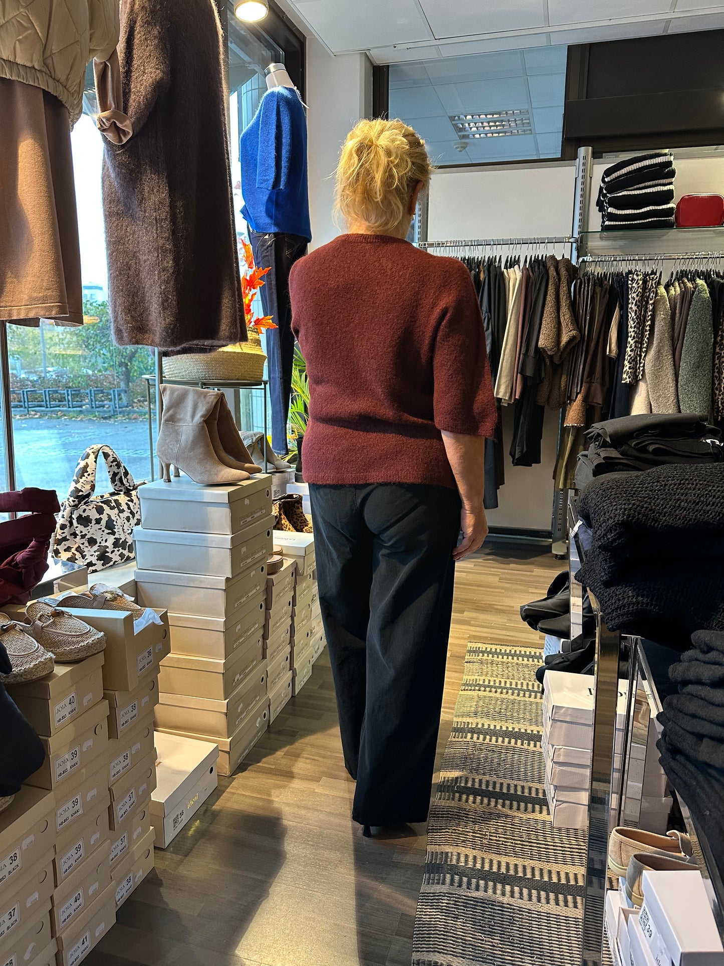 Leveälahkeiset samettihousut musta