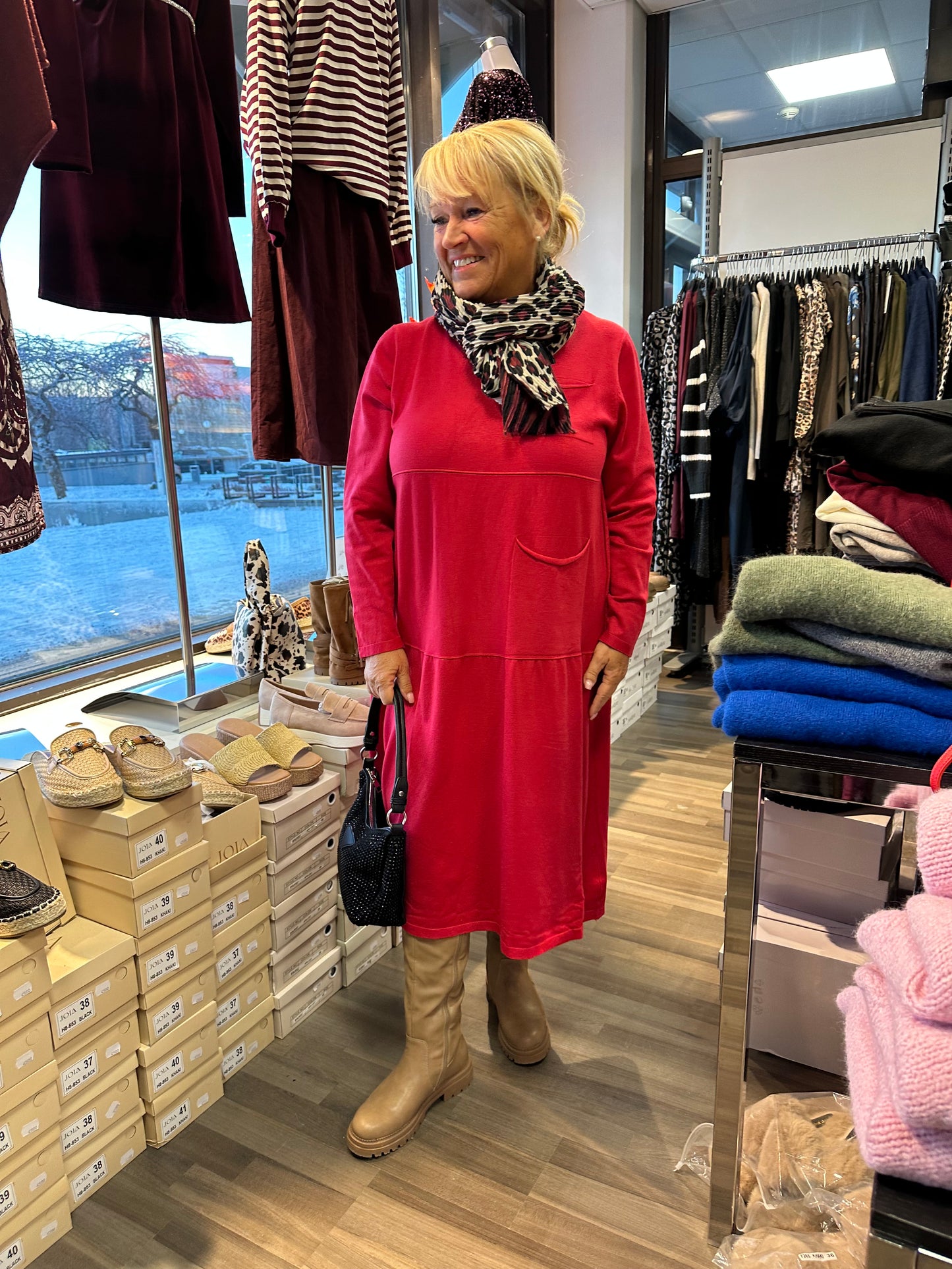 Midimittainen neulemekko Pocket punainen