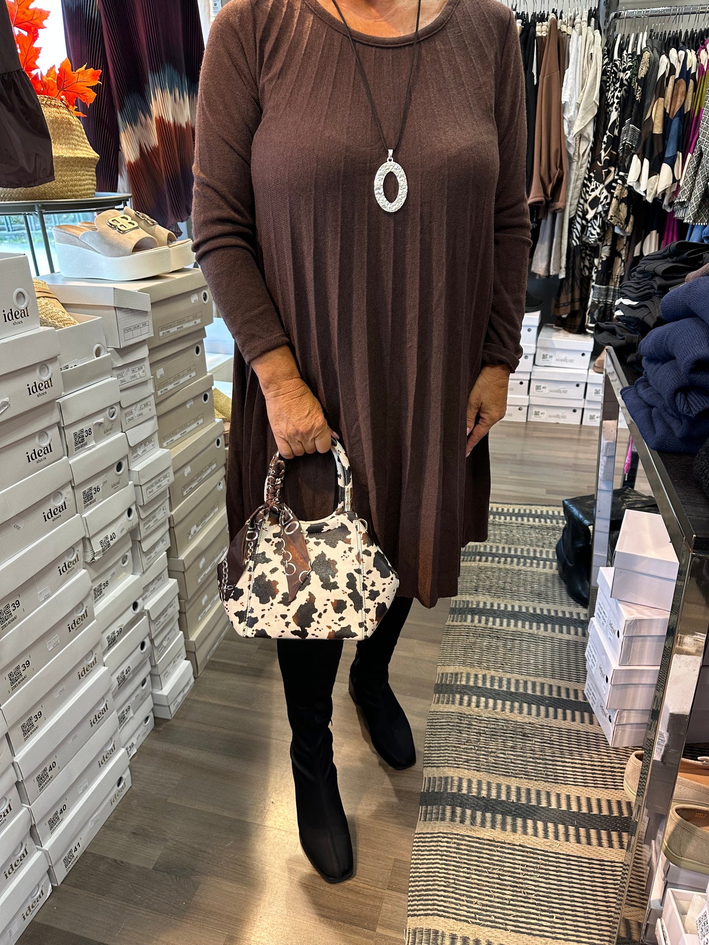 Pikkulaukku huivilla lehmä