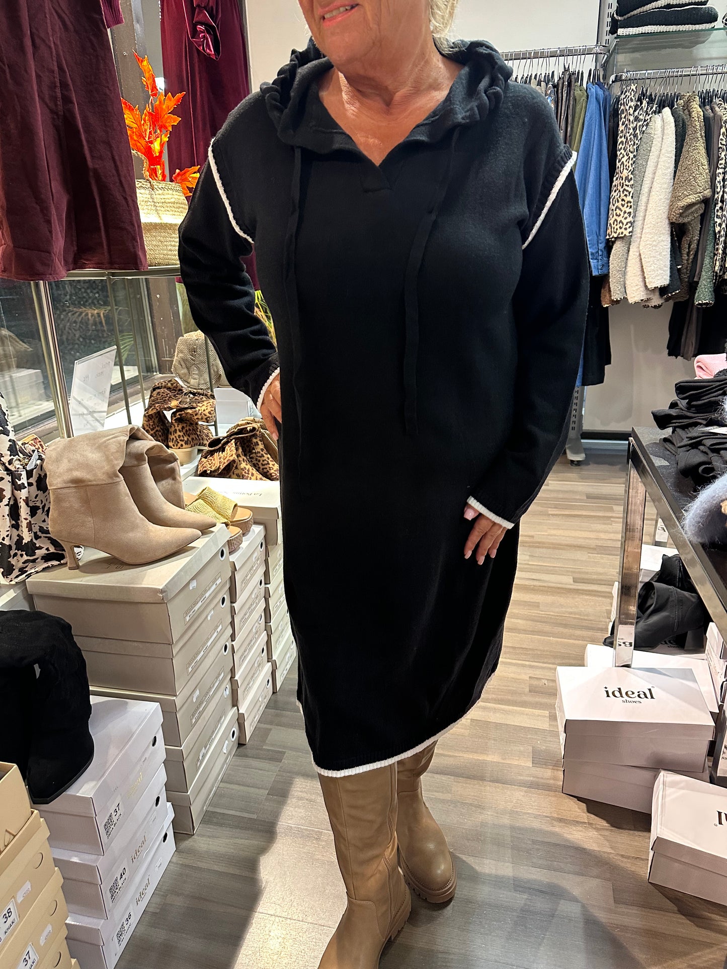 Neulehuppari mekko musta