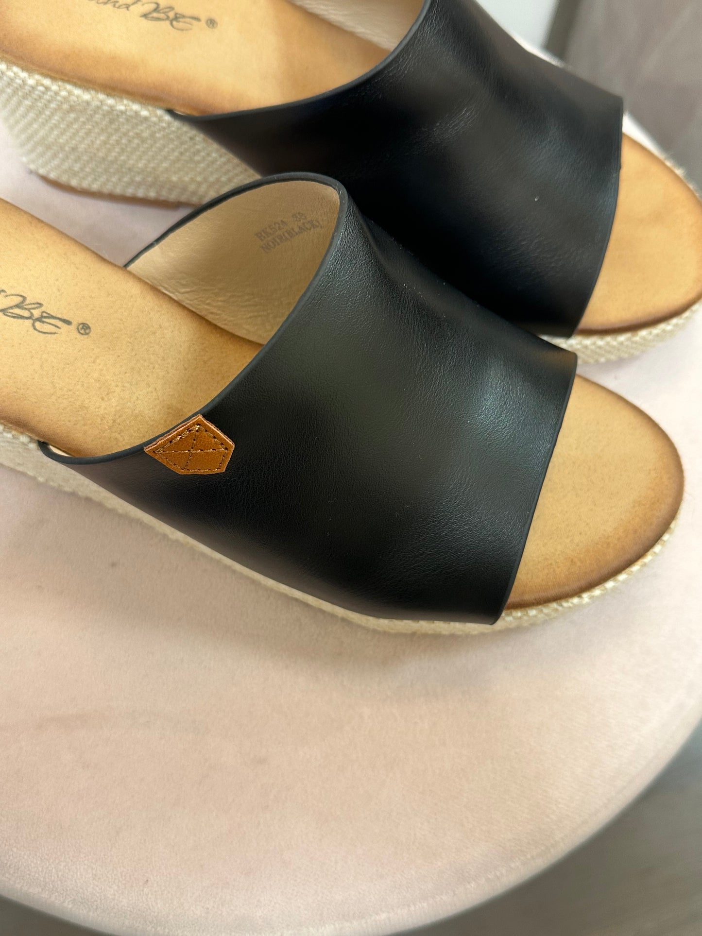 Kiilakorkoiset sandaalit