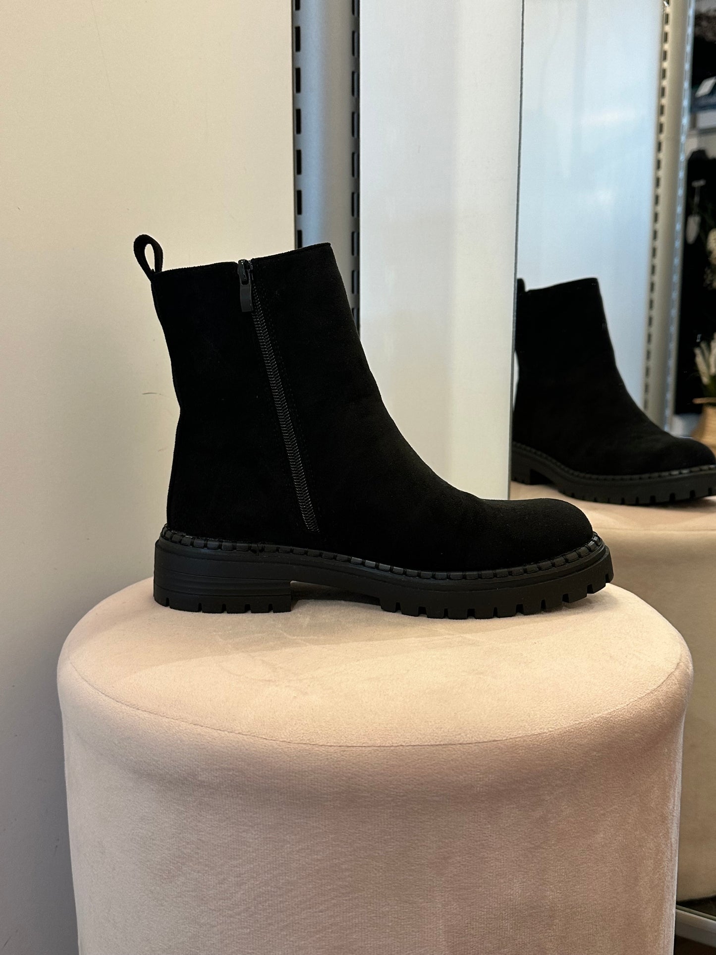 Keinomokkaiset nilkkurit musta