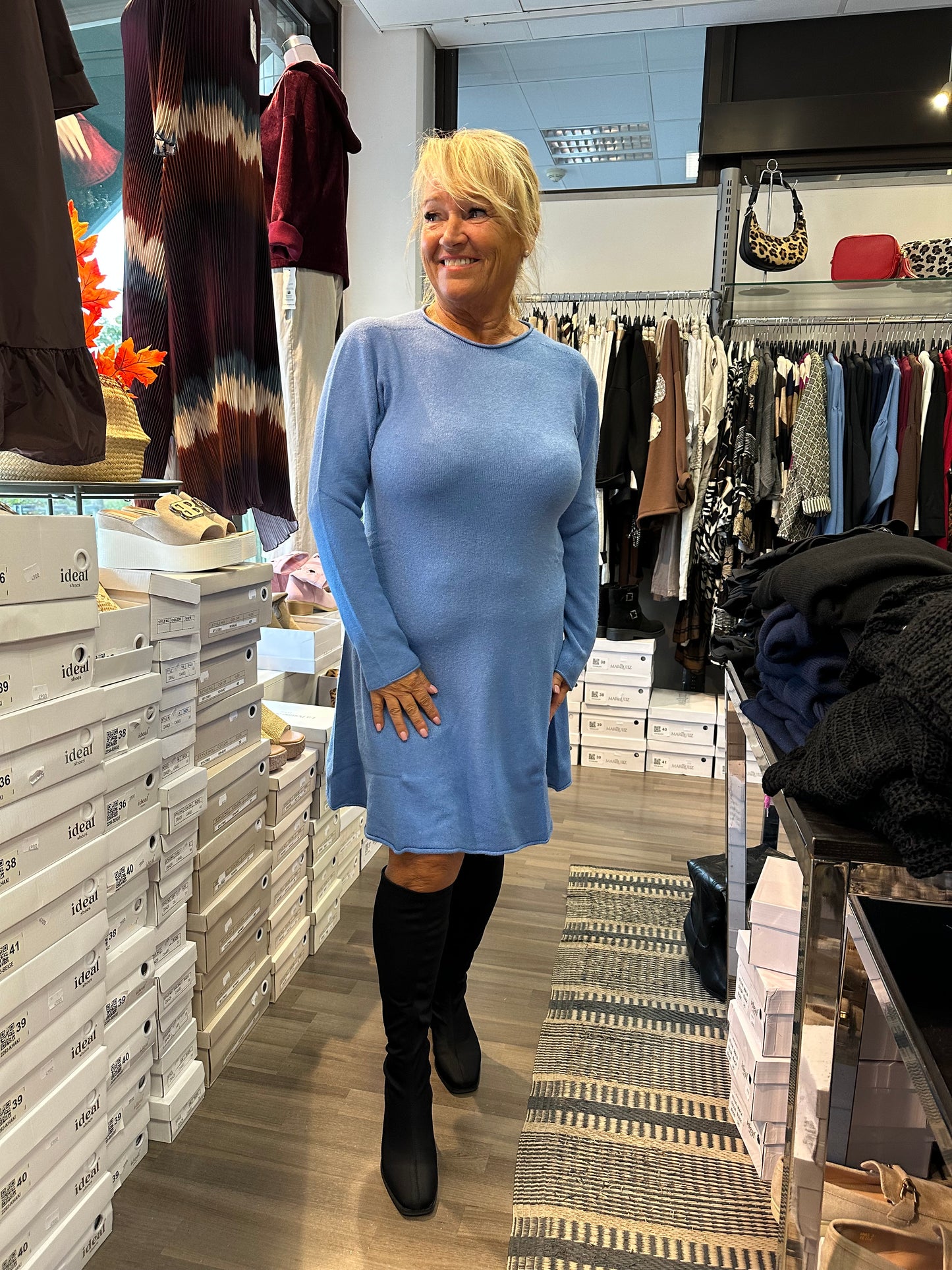 Kellohelmainen neulemekko sininen