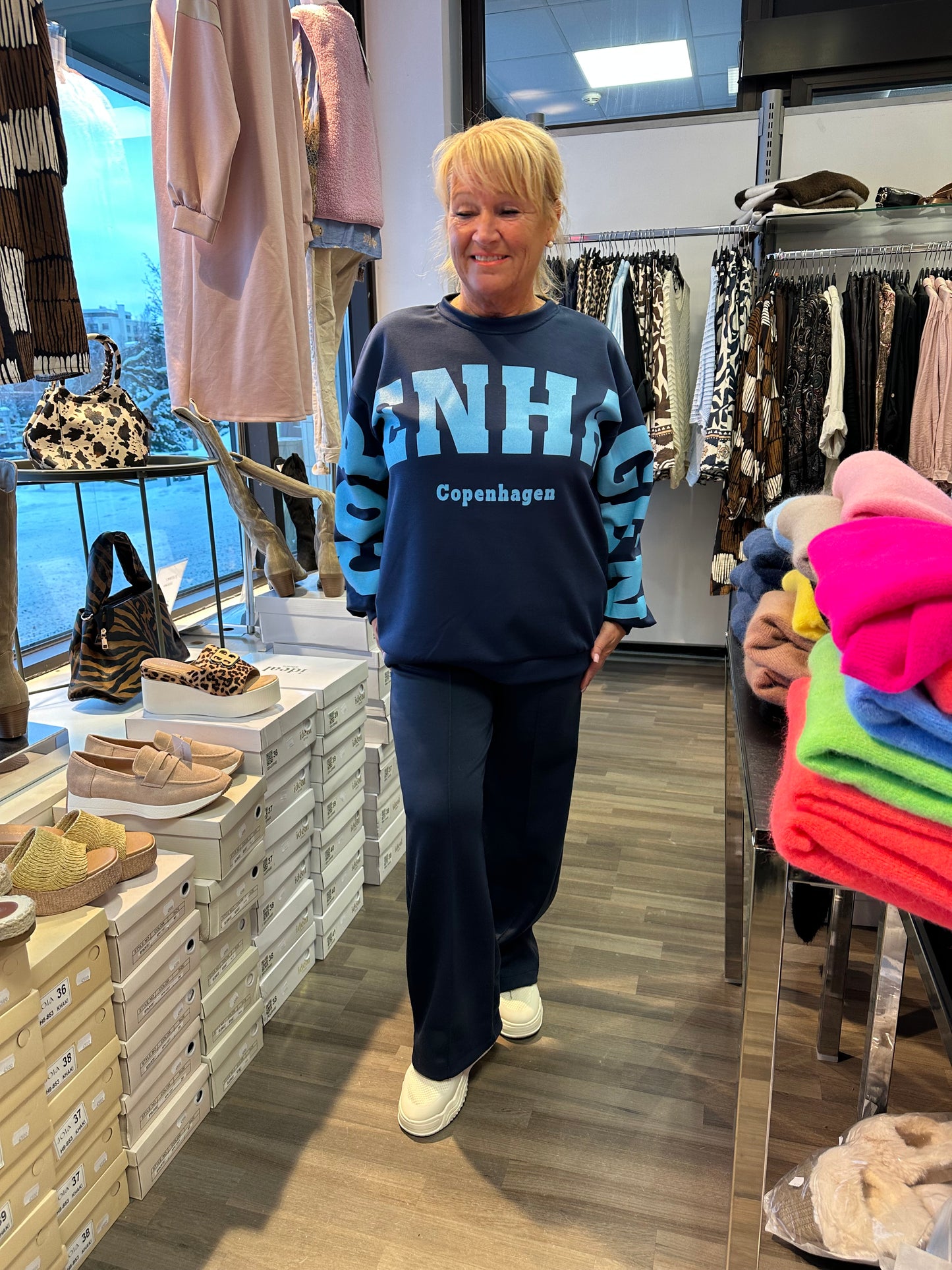 Collegepusero Copenhagen tummansininen