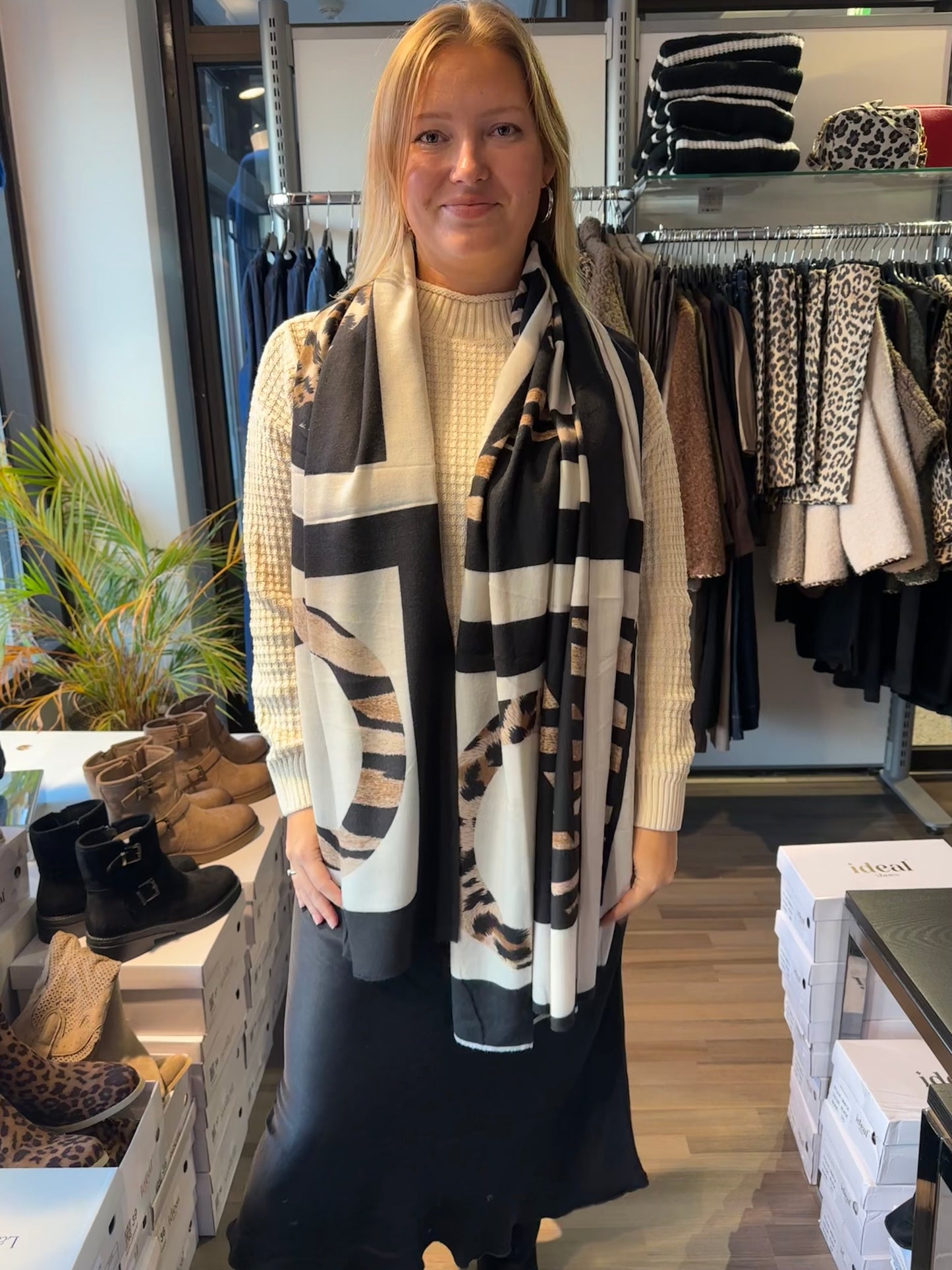 Kaulahuivi musta/vaalea/leo