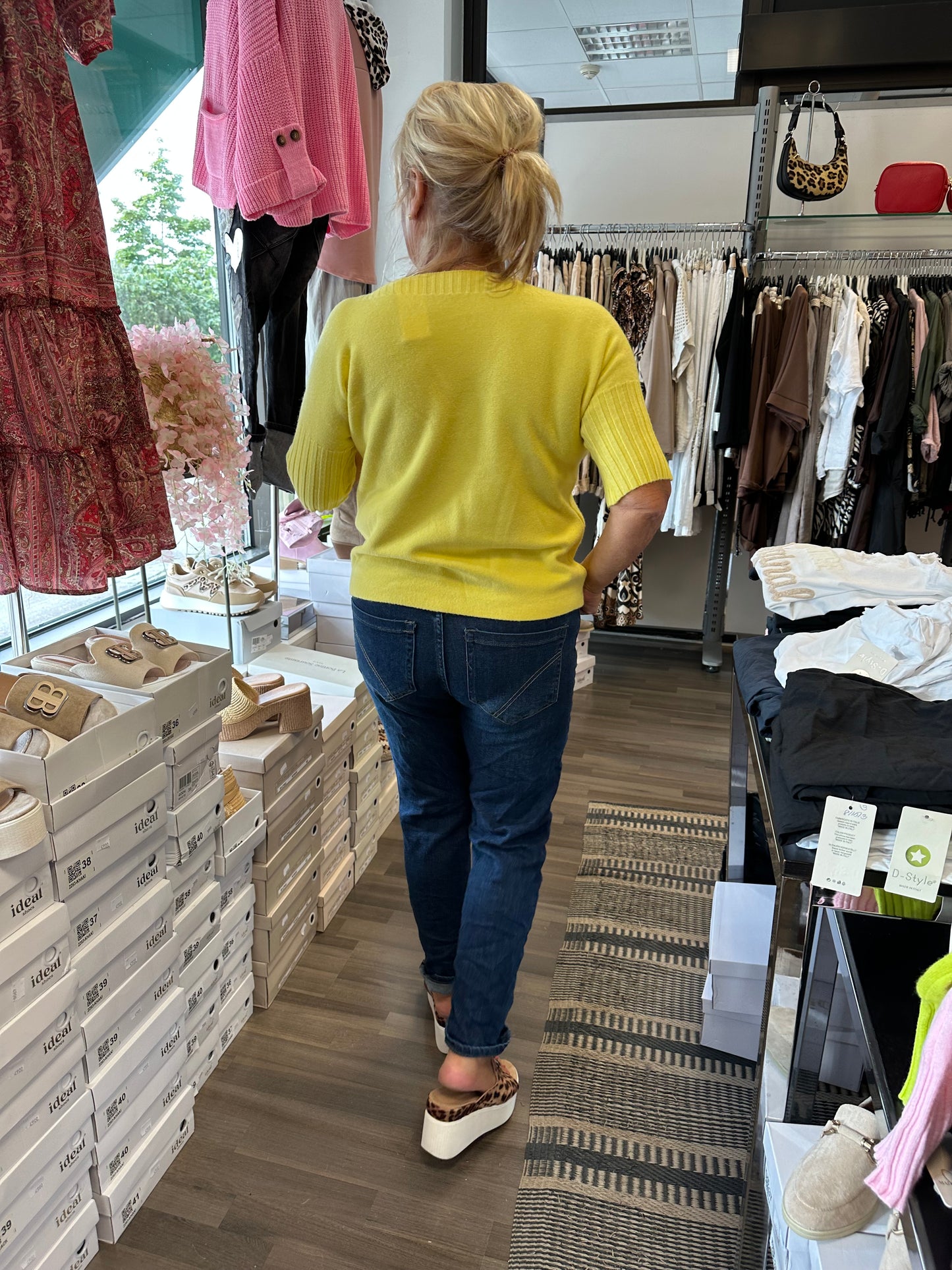 Lyhythihainen neule venepääntiellä keltainen