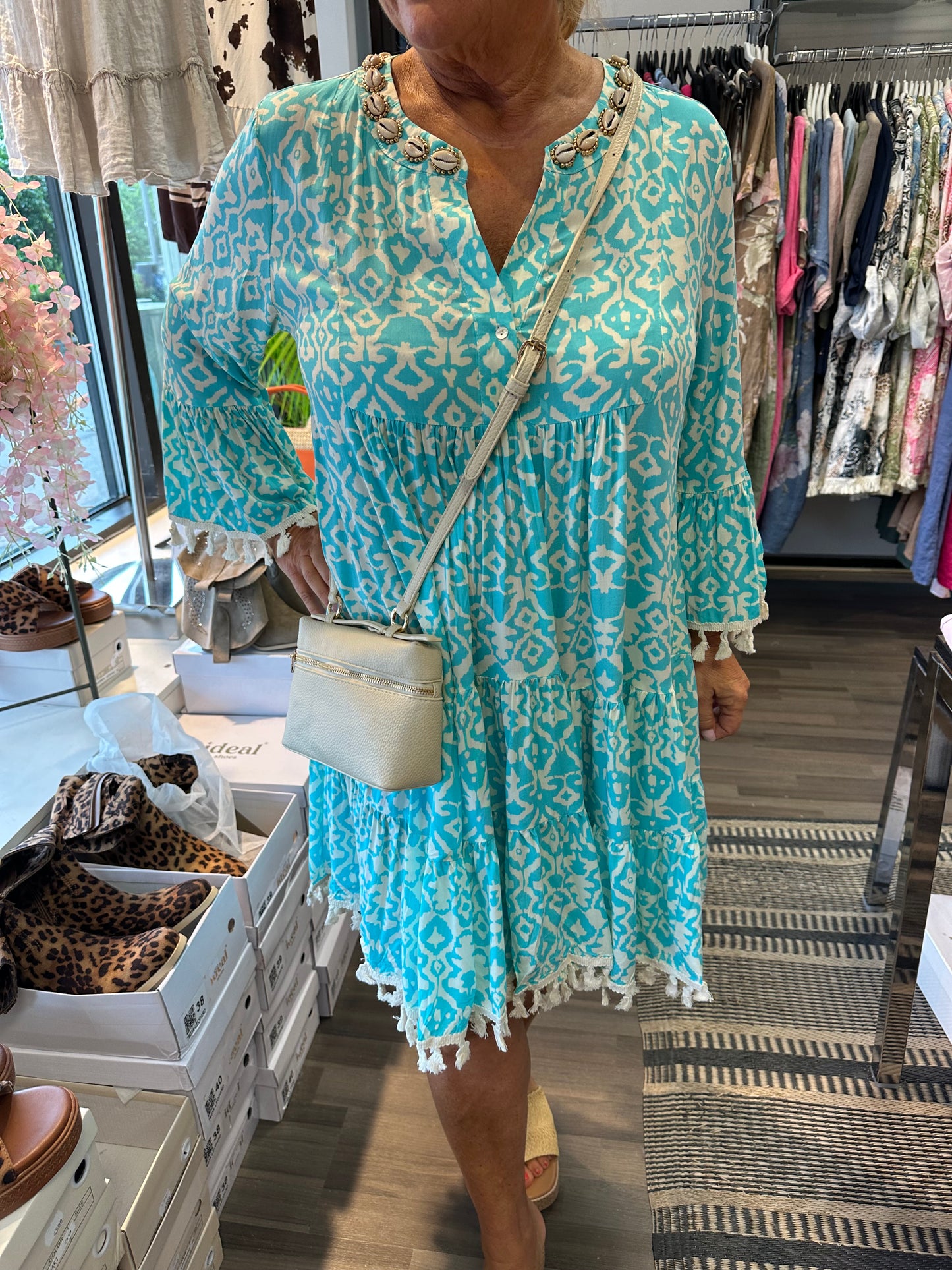 Lyhyt viskoosimekko hapsuilla turkoosi