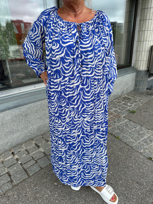 Pitkä plussize mekko sininen