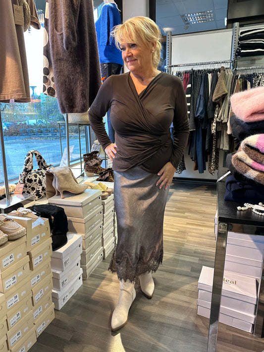 Kietaisumallinen modaalipusero ruskea