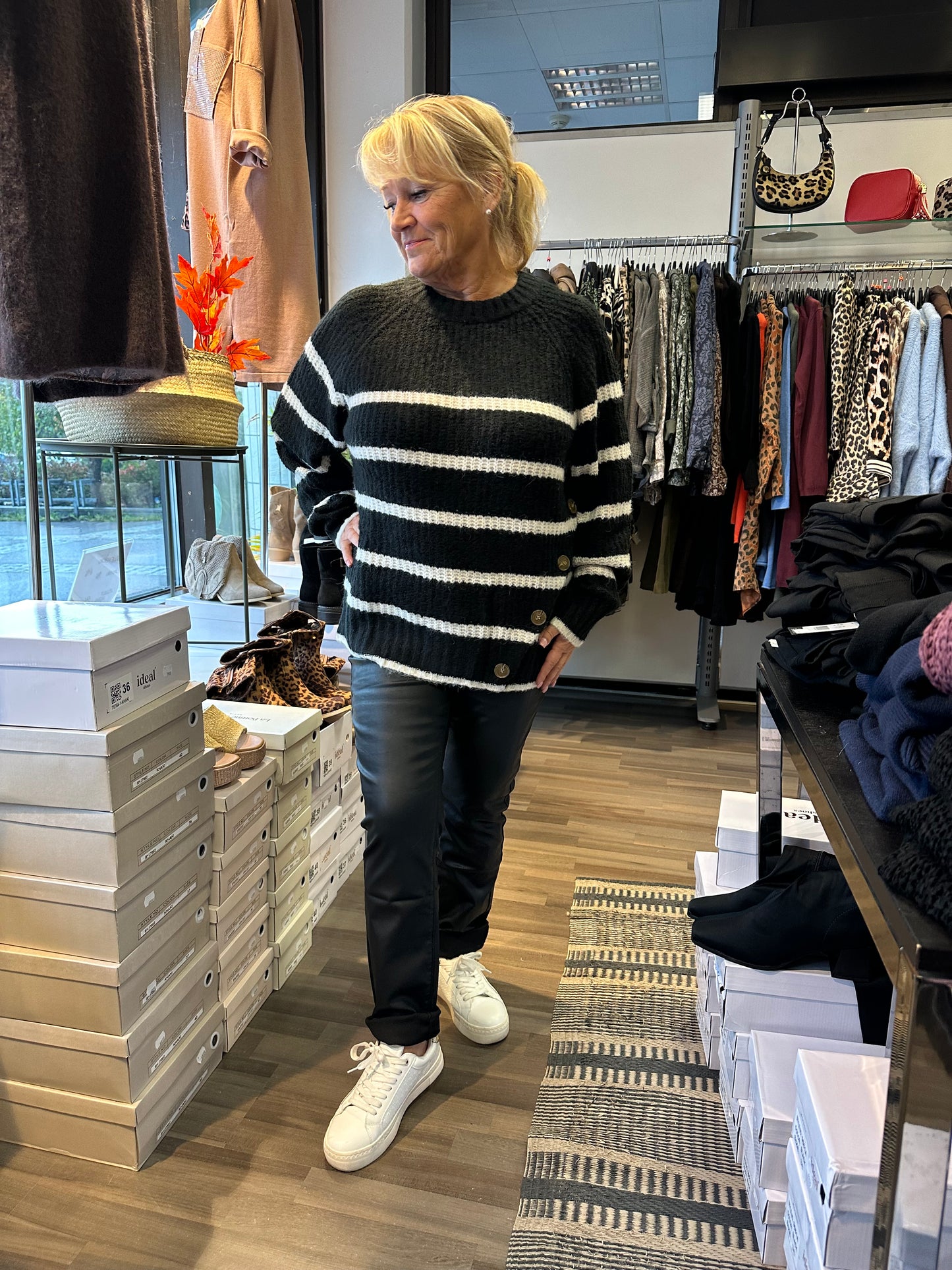 Raidallinen neulepusero napeilla