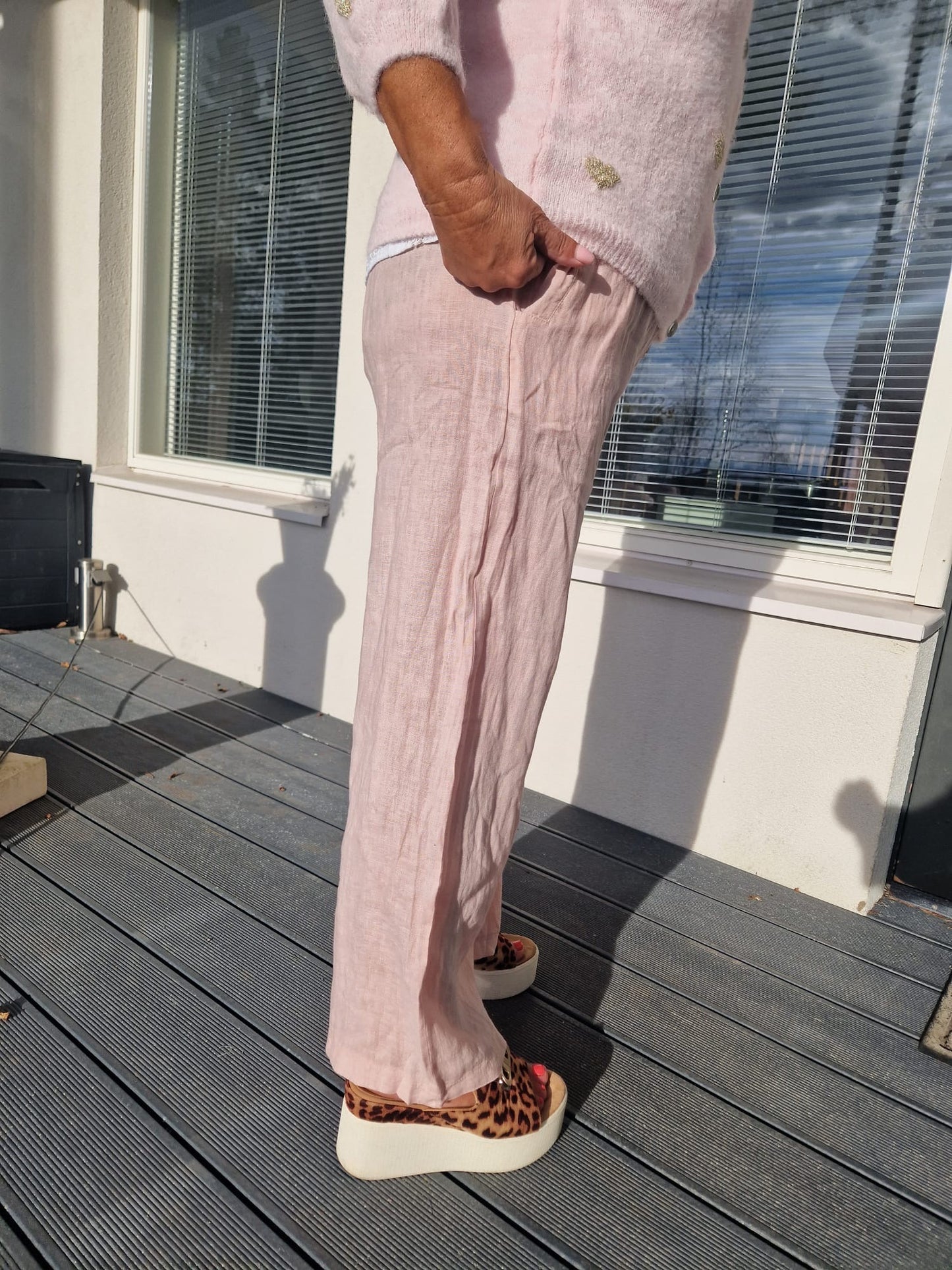 Leveälahkeinen pellavahousu Rosa