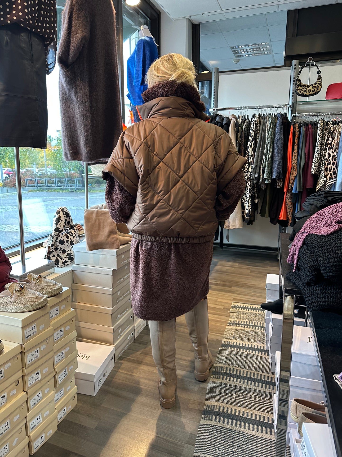 Kevyt toppaliivi ruskea