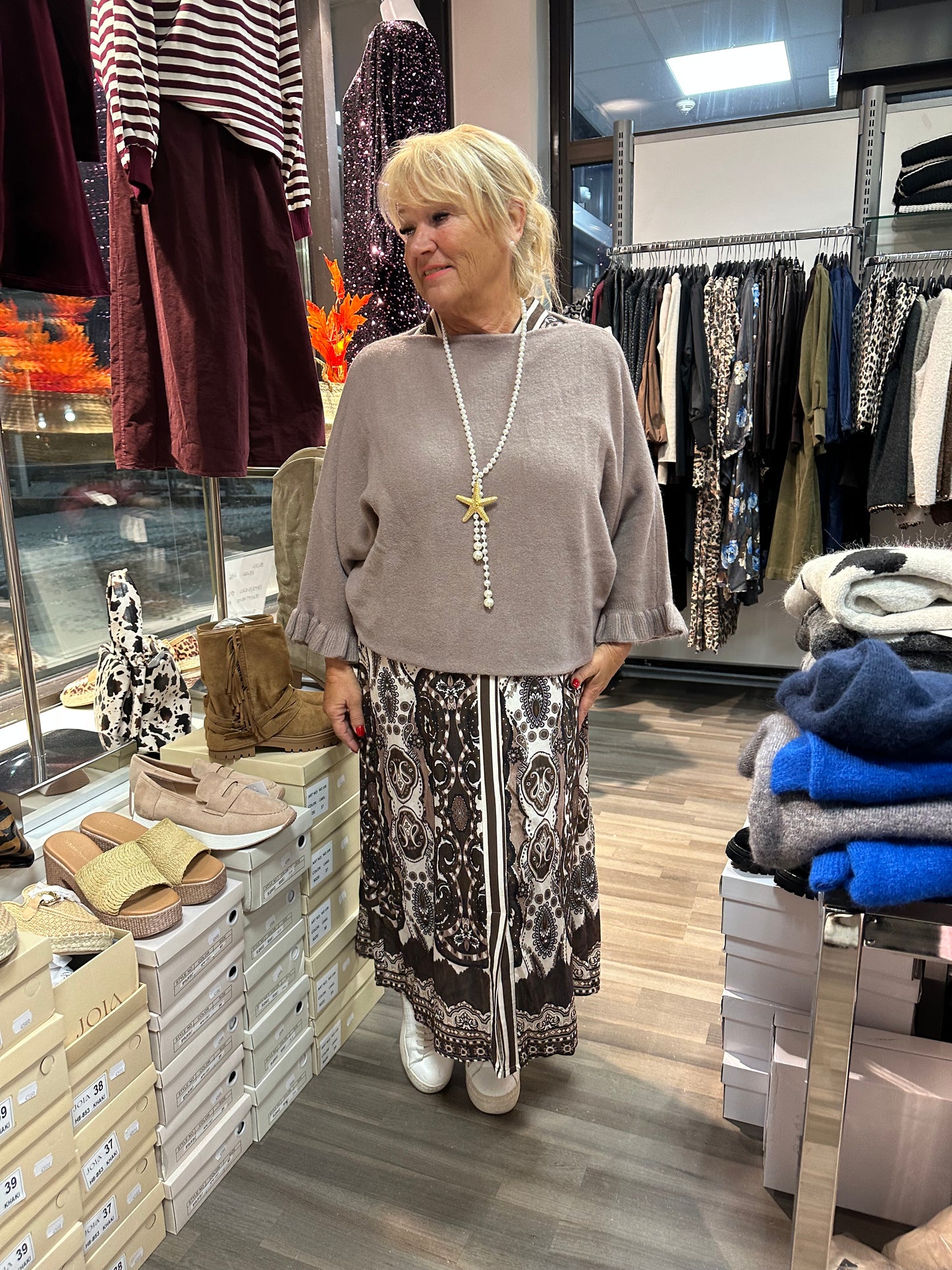 Neule frillahihoilla taupe