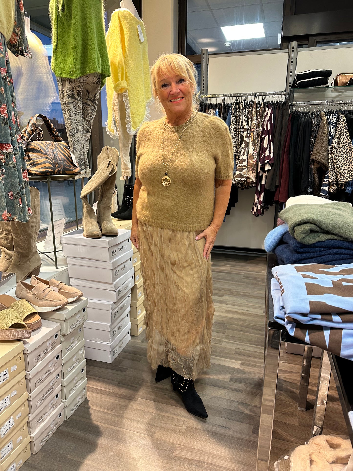 Kid mohair neule lyhyillä hihoilla kameli