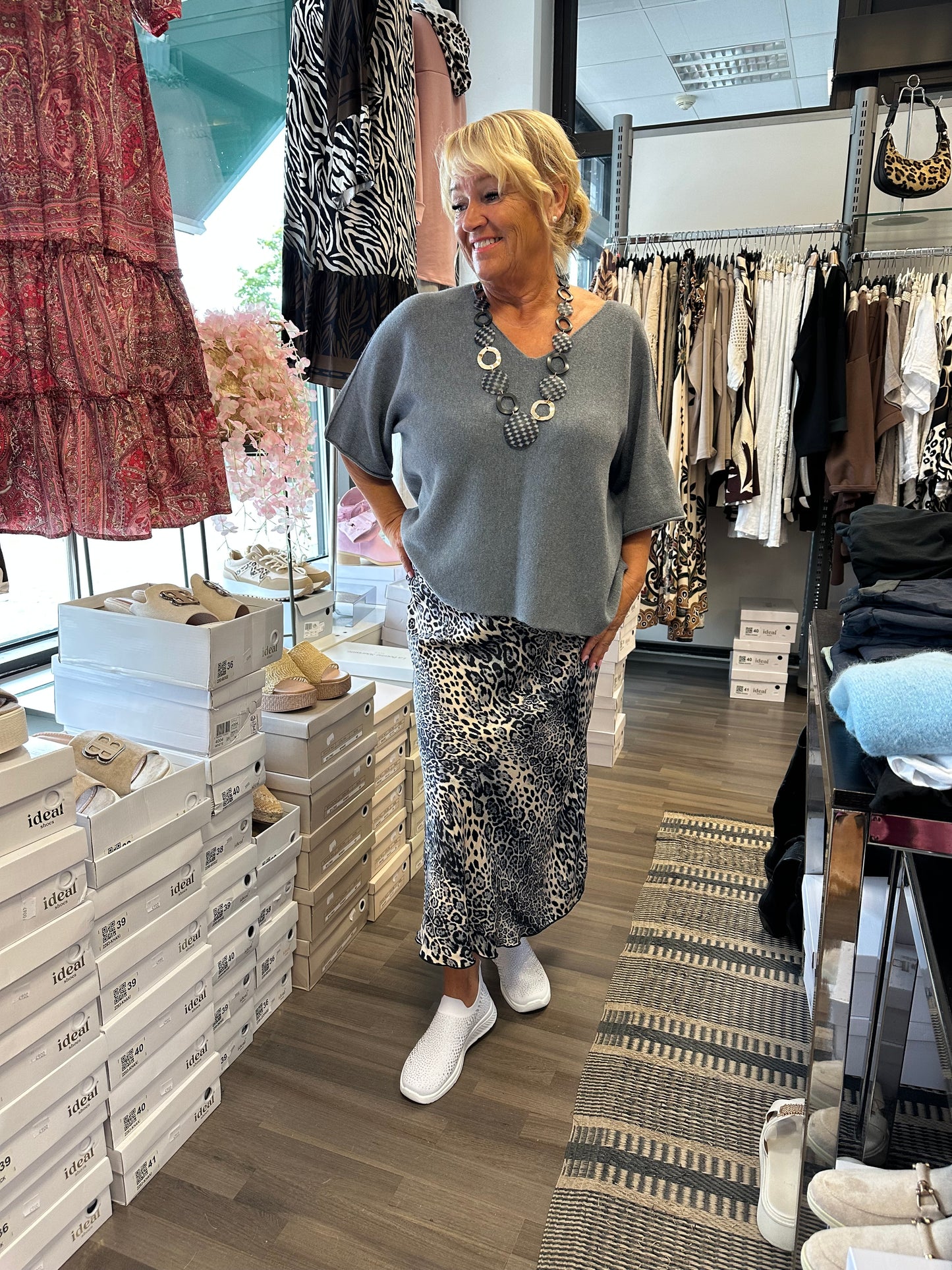 Satiinihame harmaa leo