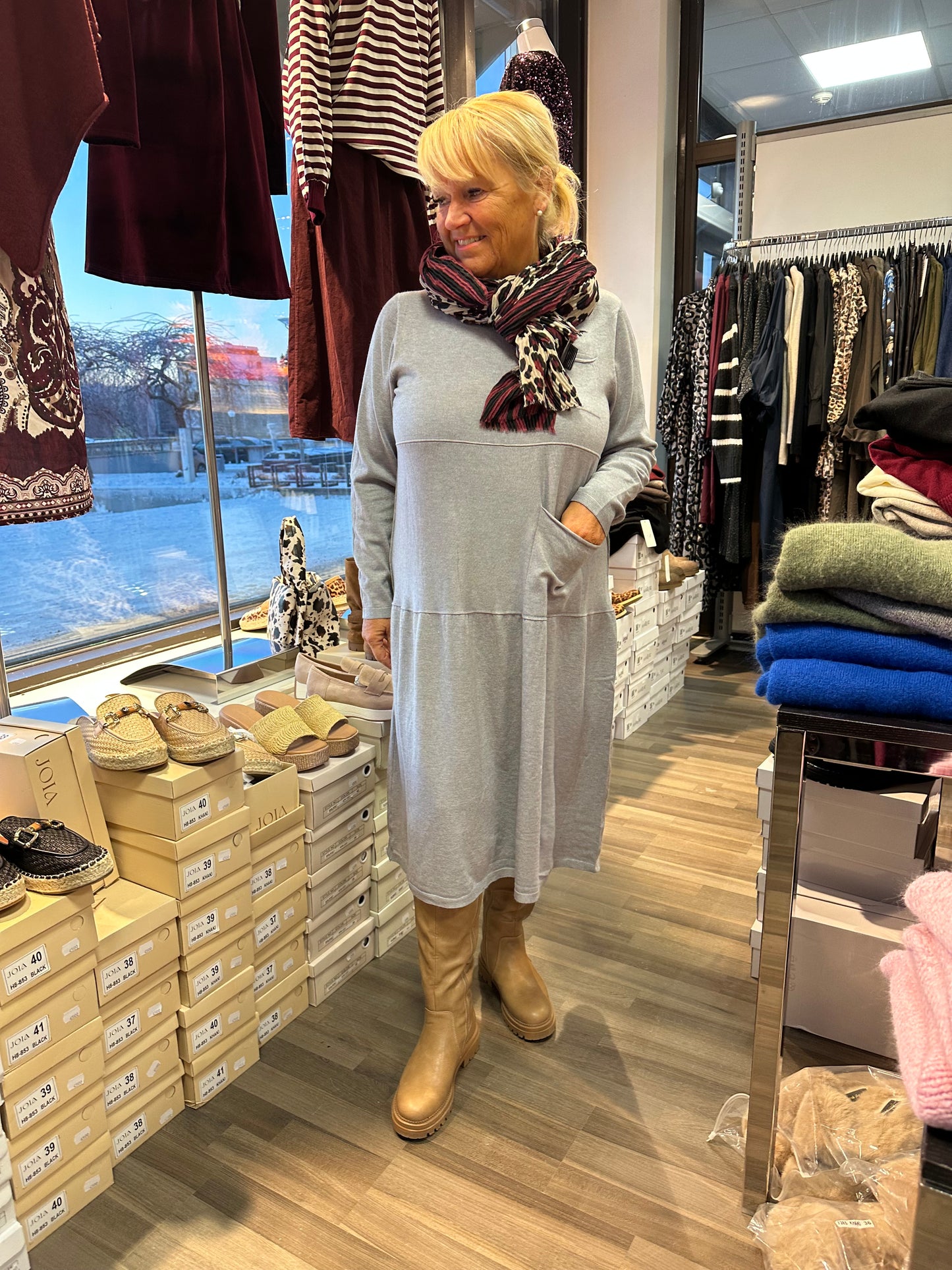 Midimittainen neulemekko Pocket harmaa