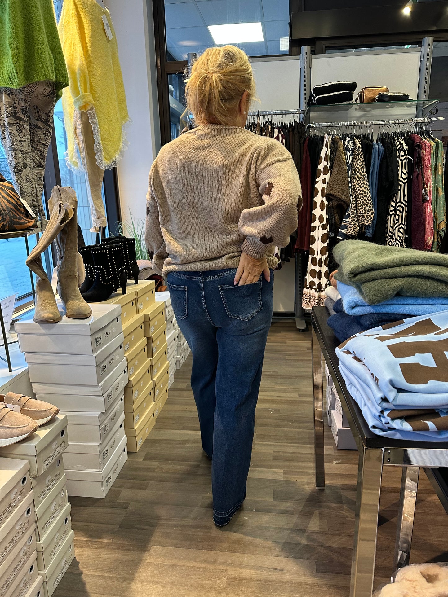 Leveälahkeinen farkku rispatuilla lahkeilla