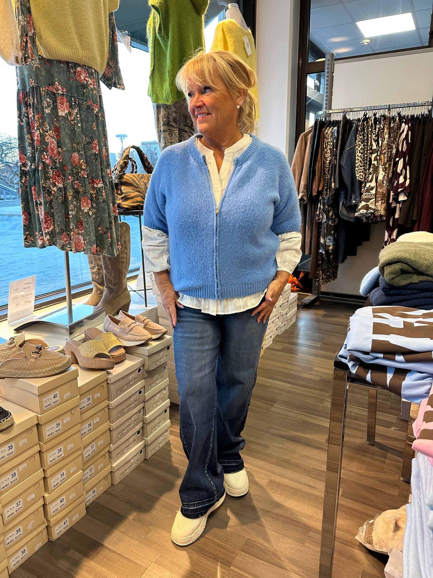 Lyhythihainen neuletakki vetoketjulla sininen