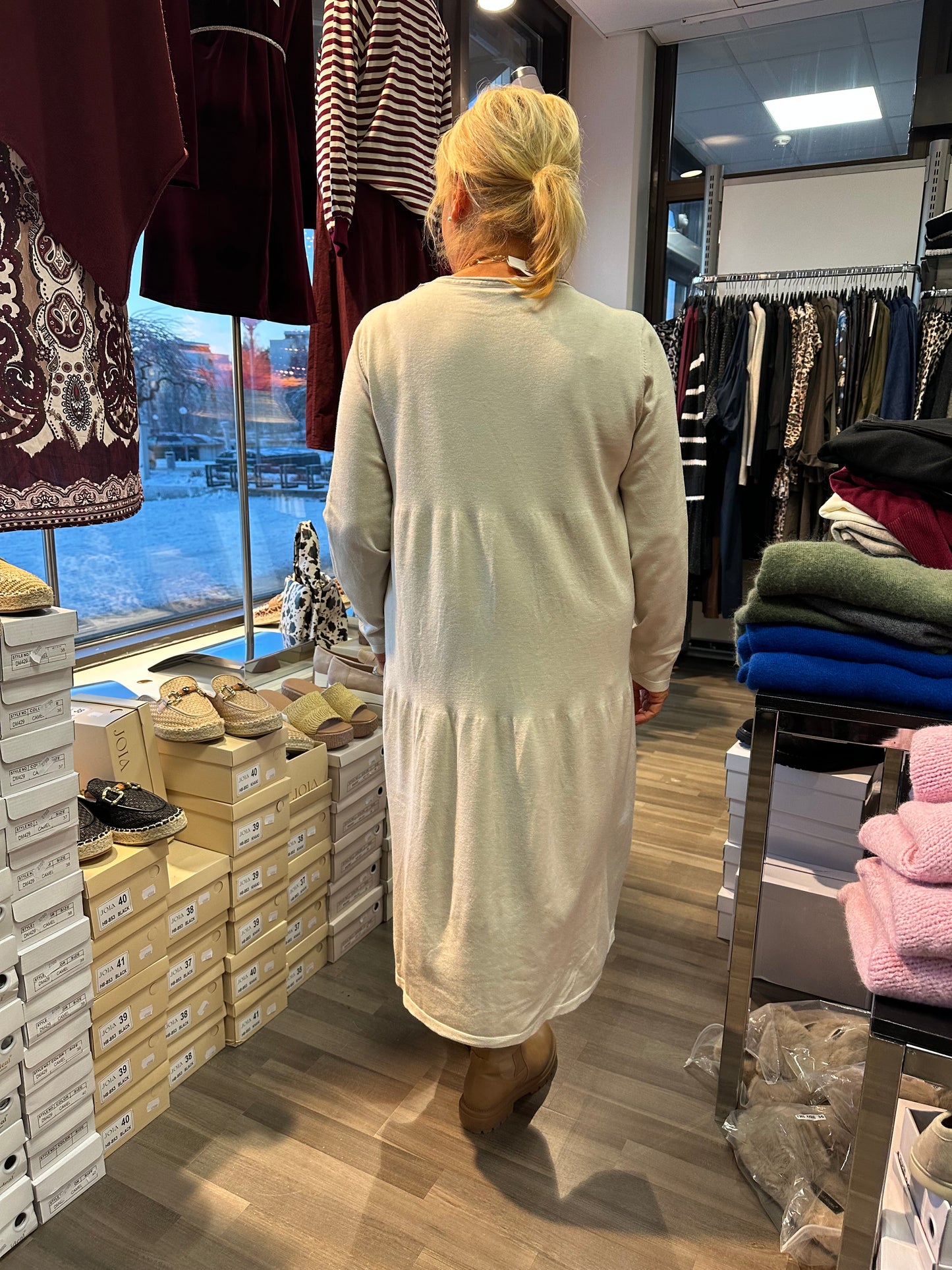 Midimittainen neulemekko Pocket beessi