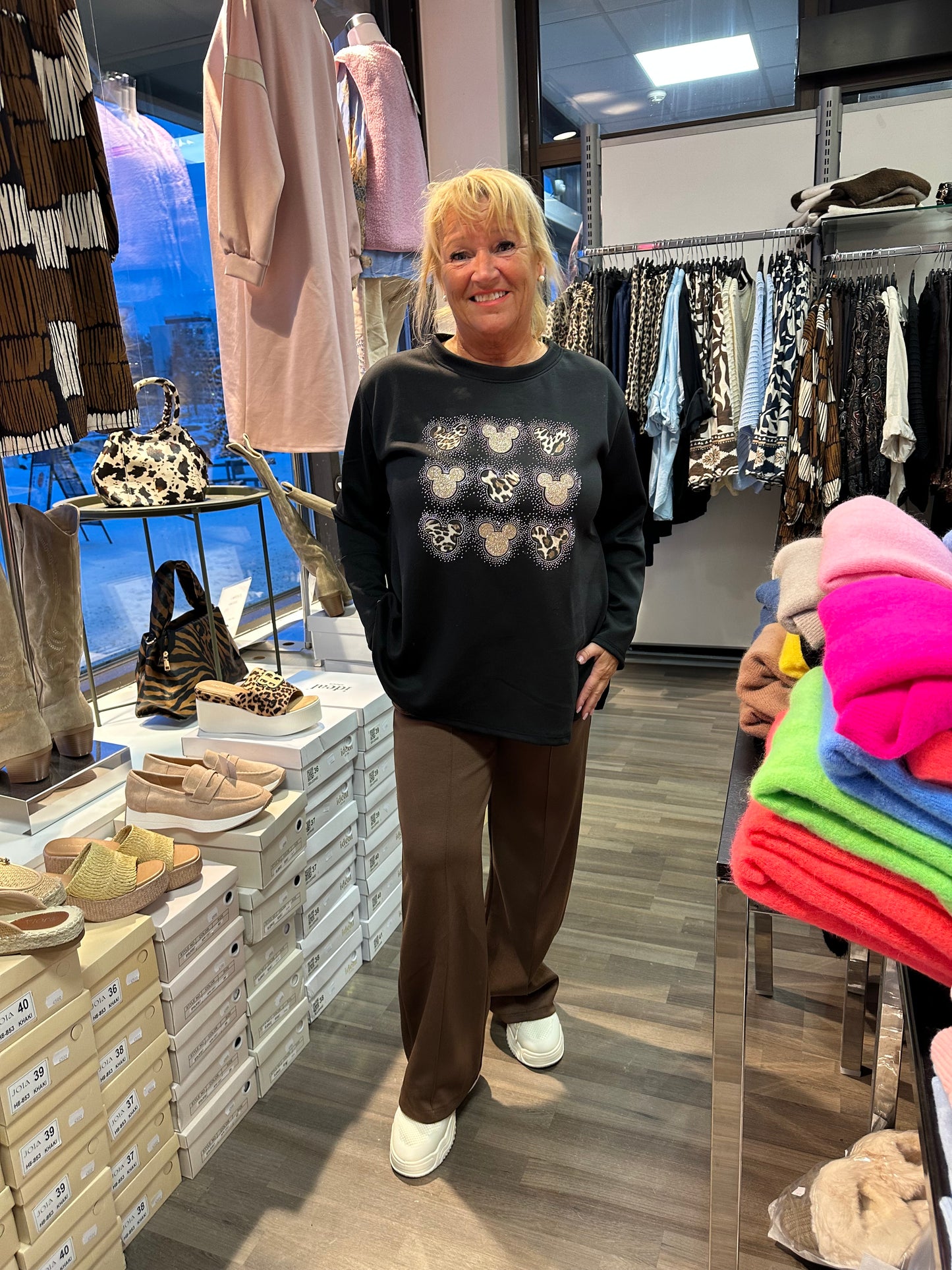 College pusero pikku Mikki musta