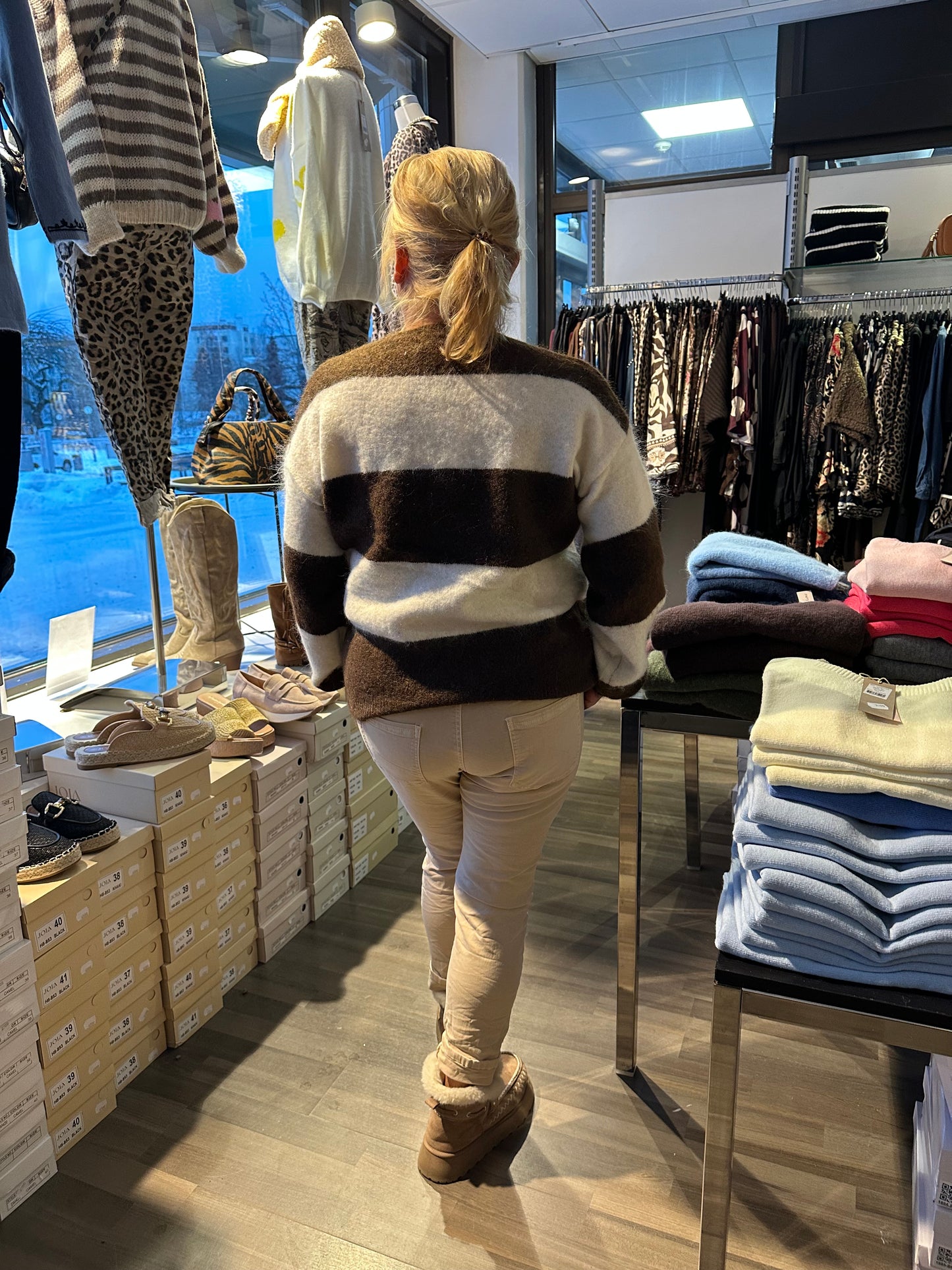 Raidallinen neulepusero