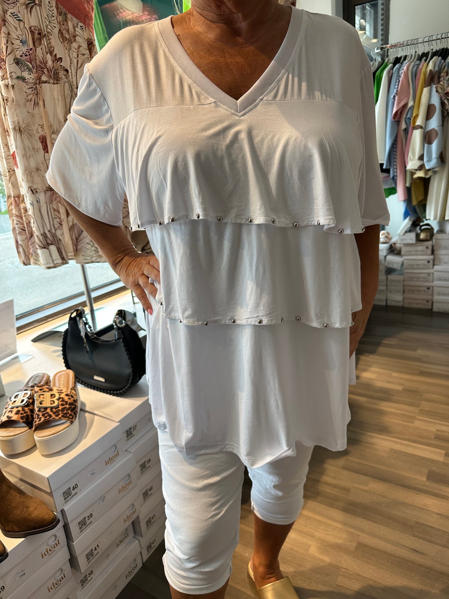 Plussize joustava tunika niittikoristeilla (musta, valkoinen, beessi)