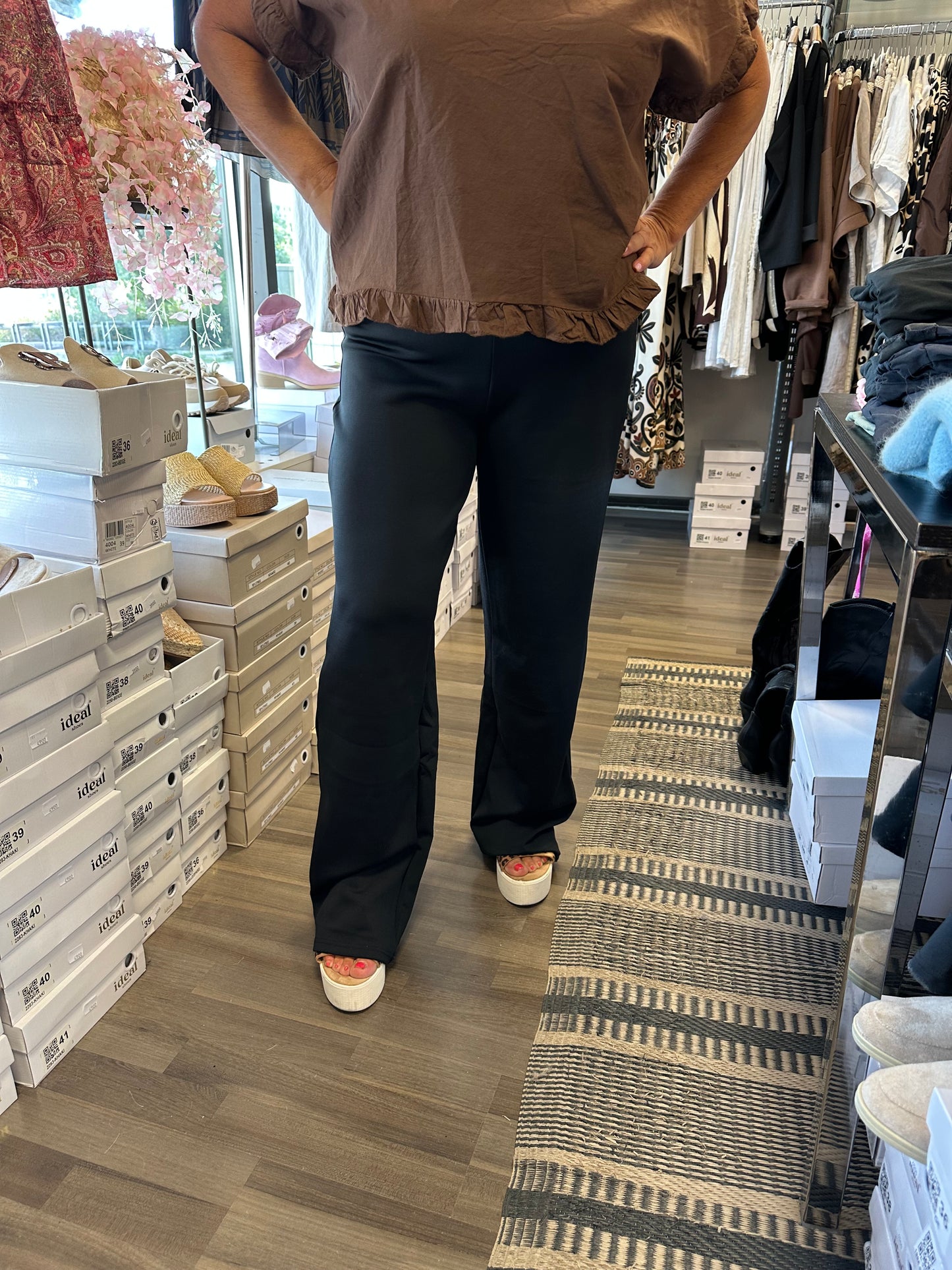 Leveät housut Henne