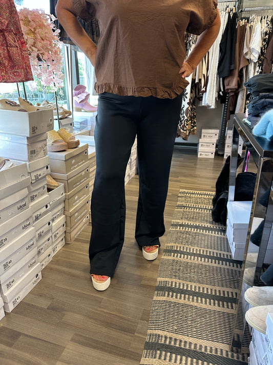 Leveät housut Henne