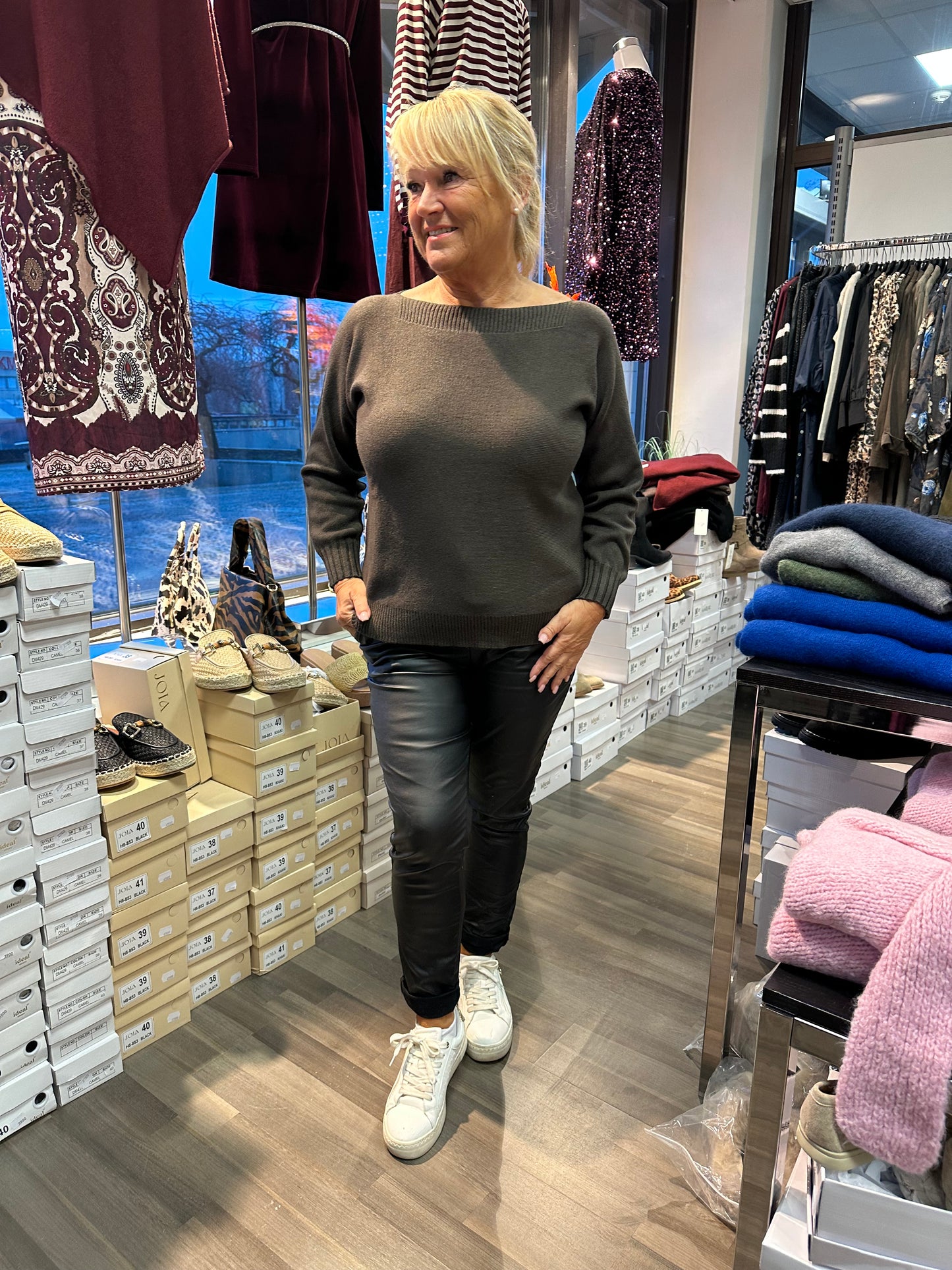 Neulepusero venepääntiellä ruskea