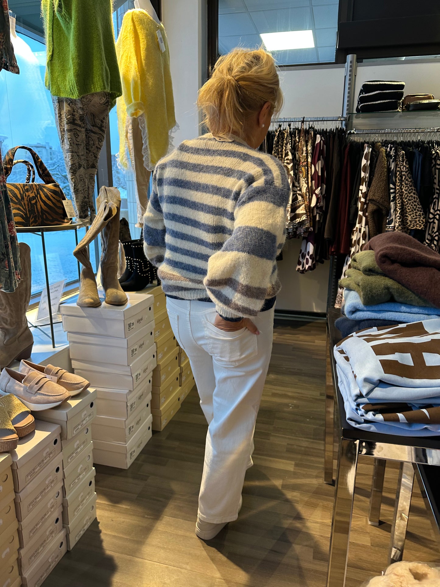 Nilkkapituiset leveälahkeiset farkut valkoinen