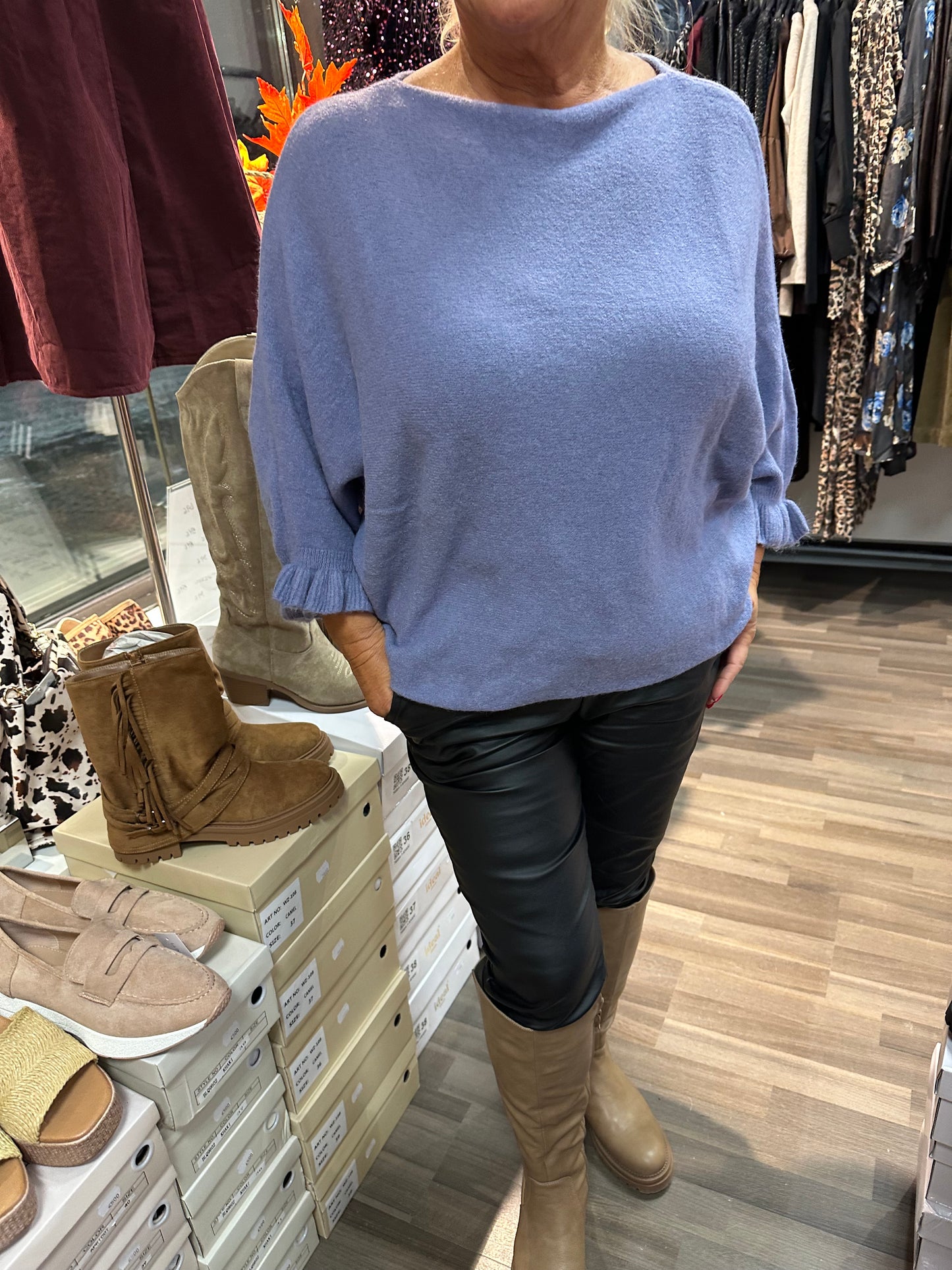 Neule frillahihoilla laventeli