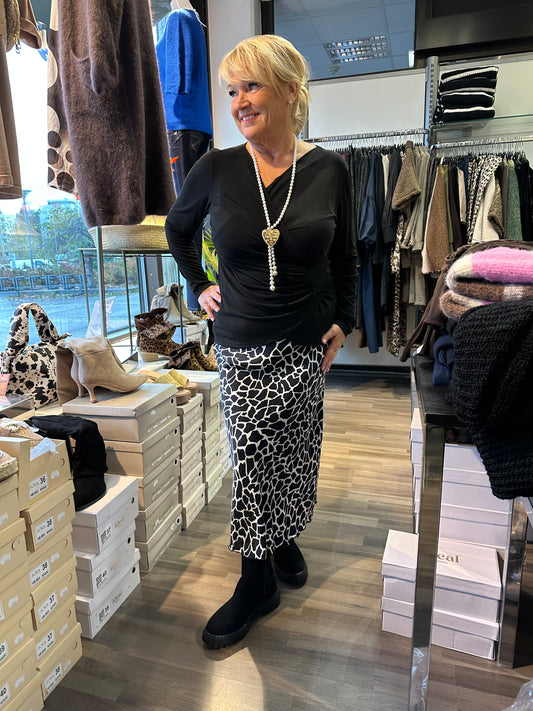 Kietaisumallinen modaalipusero musta