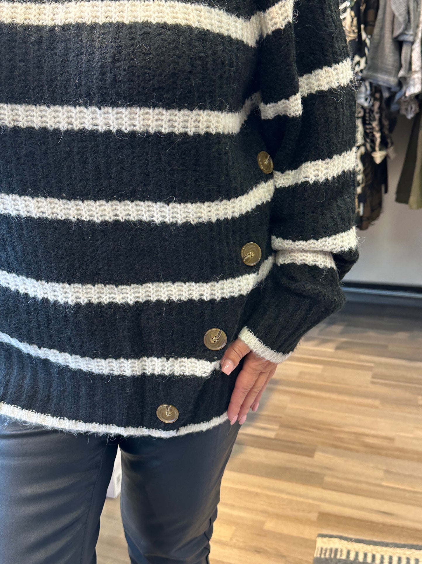 Raidallinen neulepusero napeilla