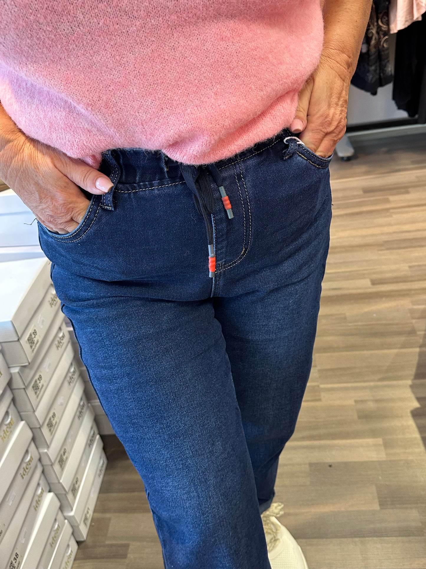 Mom fit -farkku keskitummalla pesulla