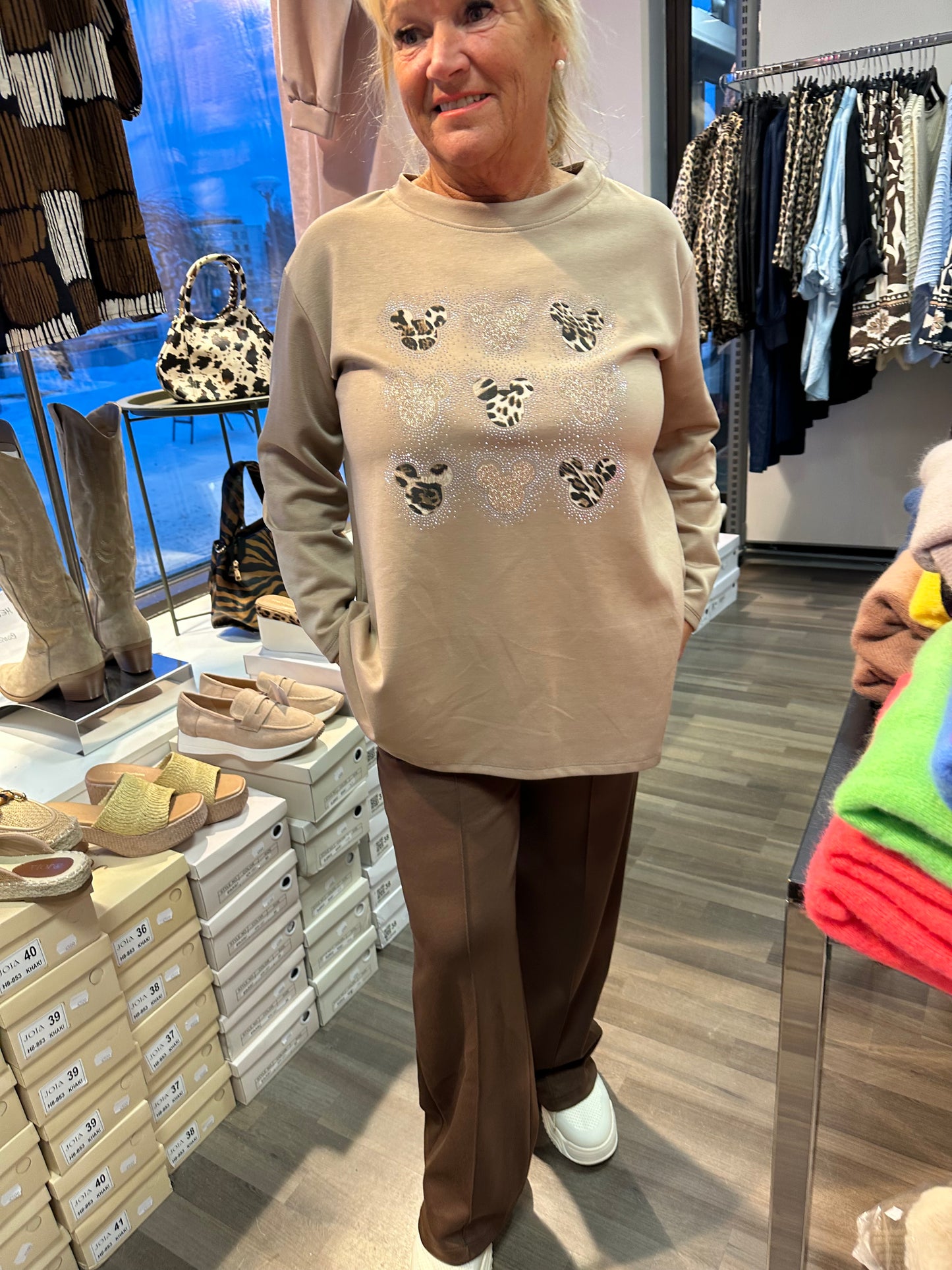 College pusero pikku Mikki kameli