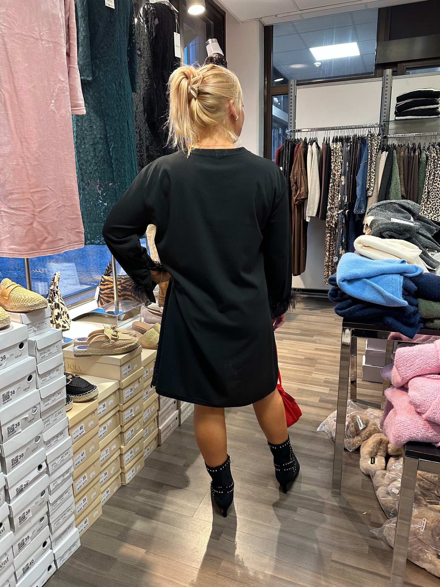 Pikkumusta höyhenhihoilla