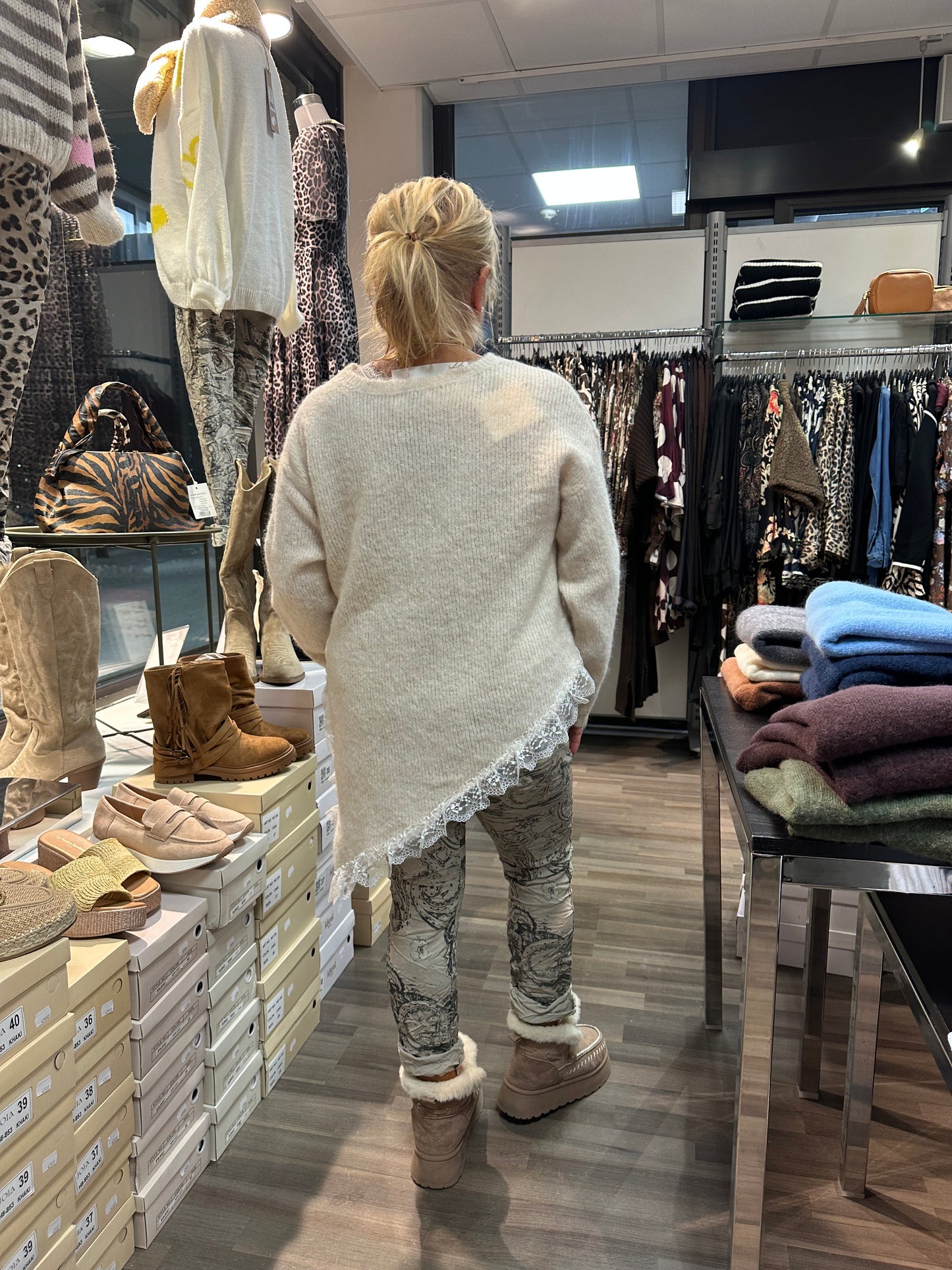 Neulepusero epäsymmetrisellä pitsihelmalla beessi