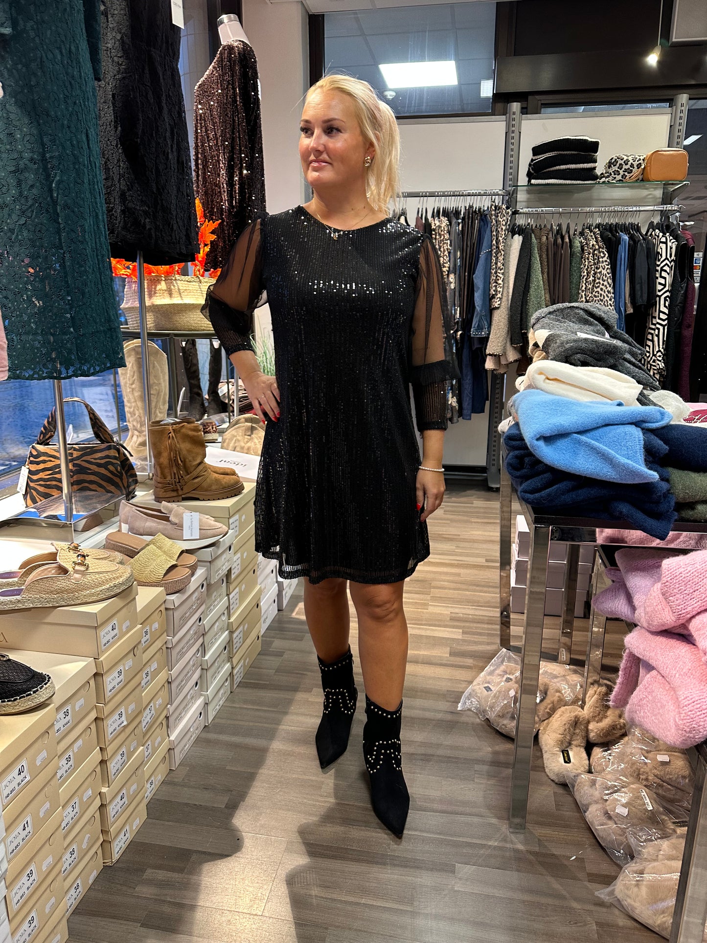 Paljettimekko/tunika tyllihihoilla